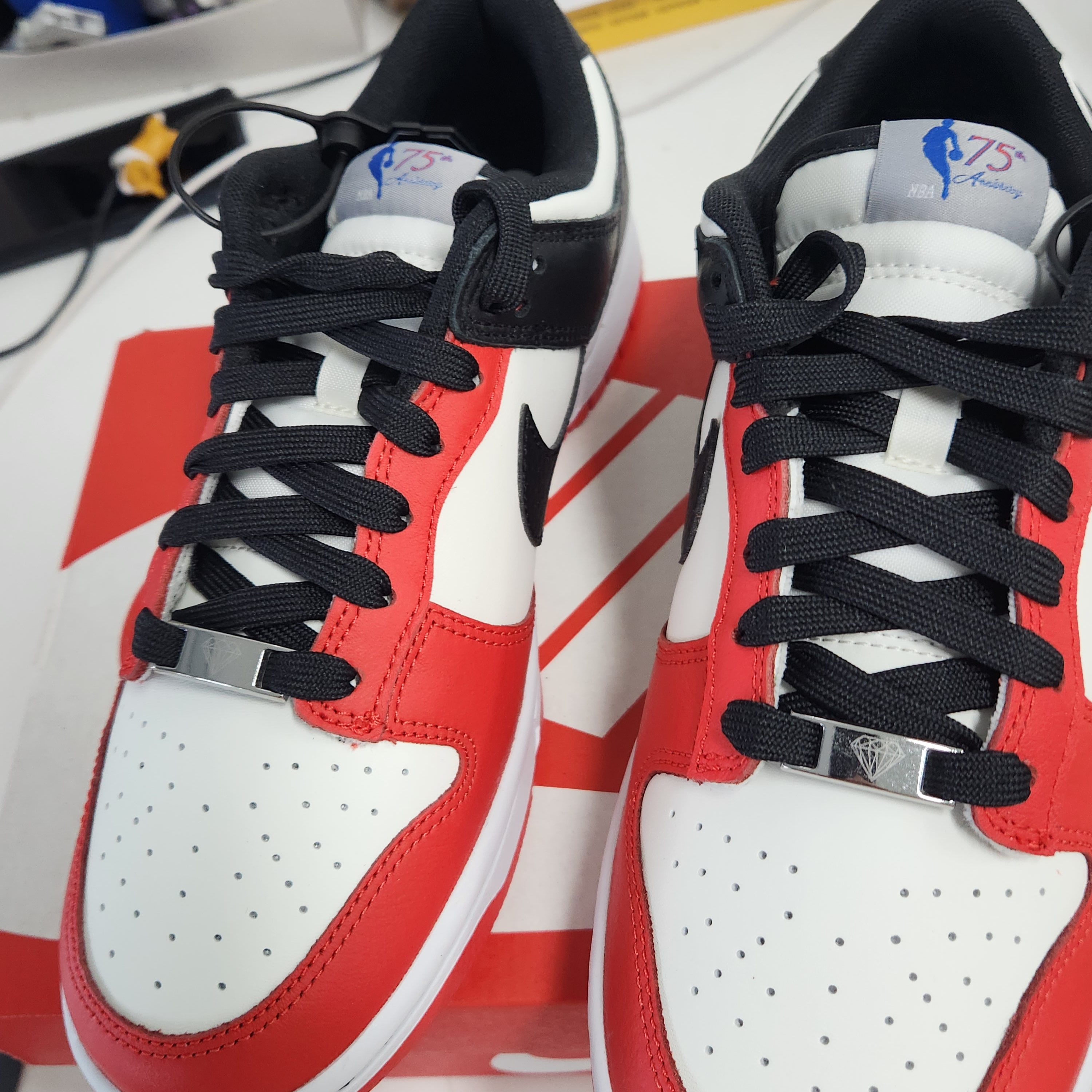 Nike x NBA Dunk Low Retro EMB Black and Chile Red 착용 스타일 - 1
