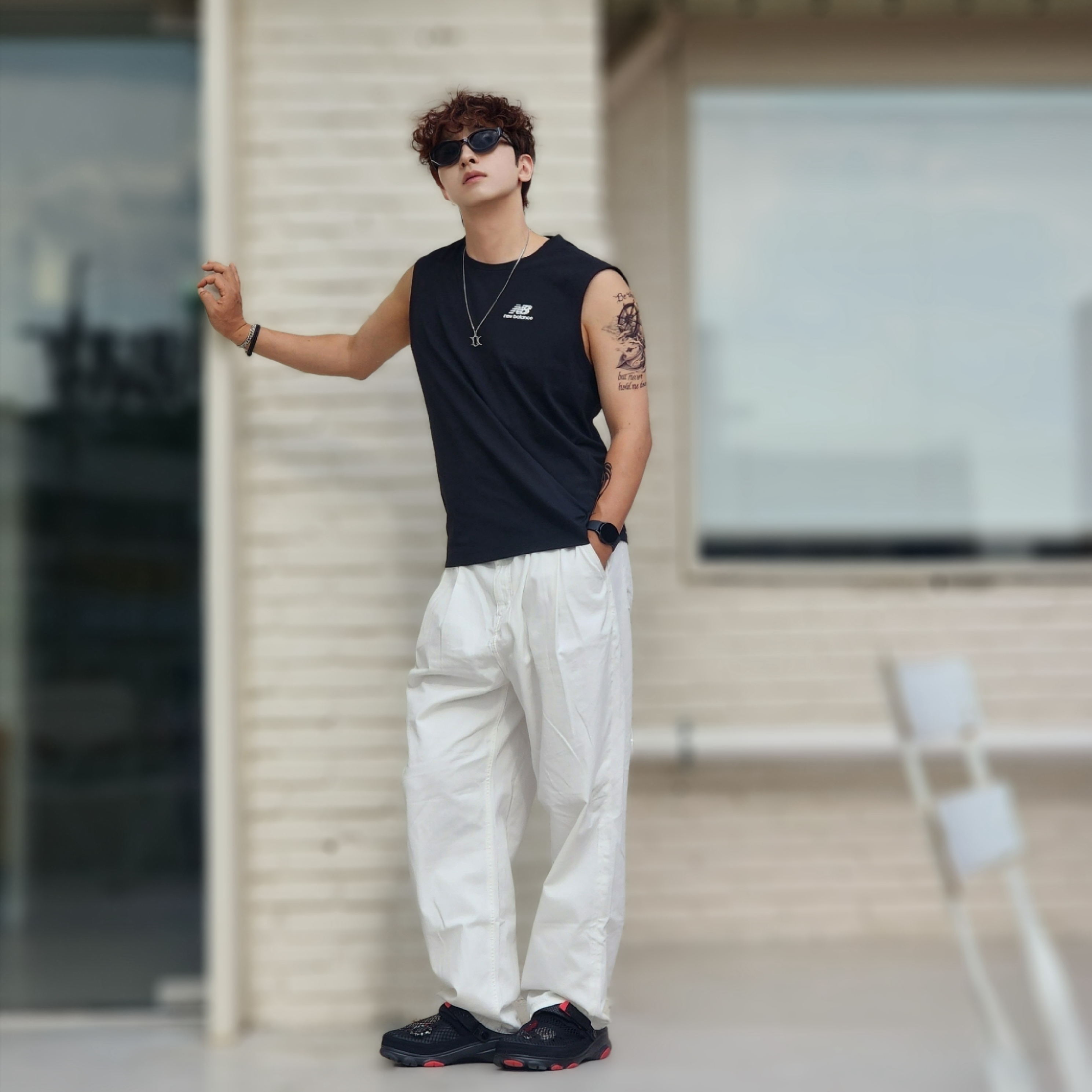 Crocs x Staple Classic All Terrain Clog Black 착용 스타일 - 3