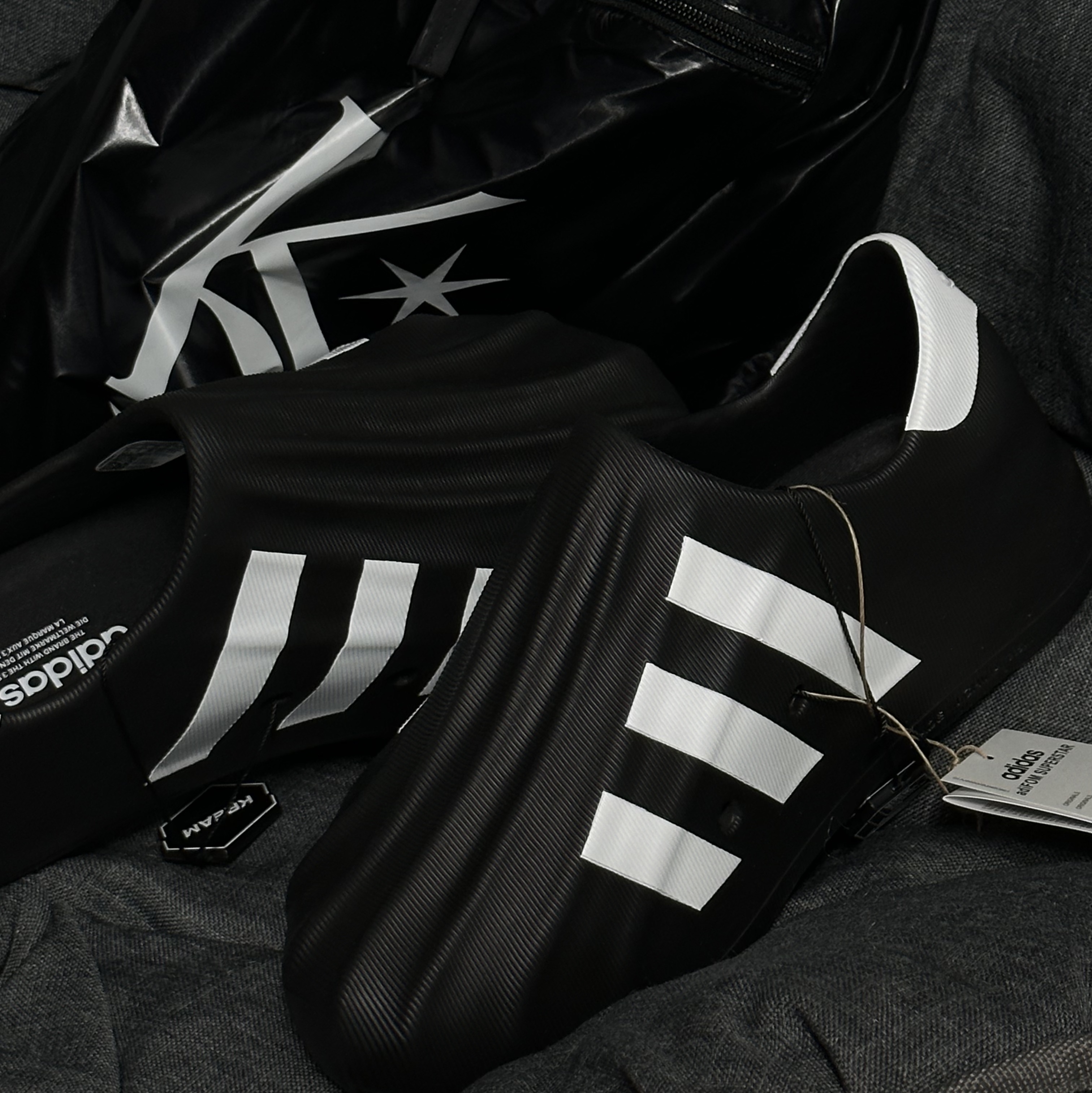 Adidas Adifom Superstar Core Black Cloud White 착용 스타일 - 3