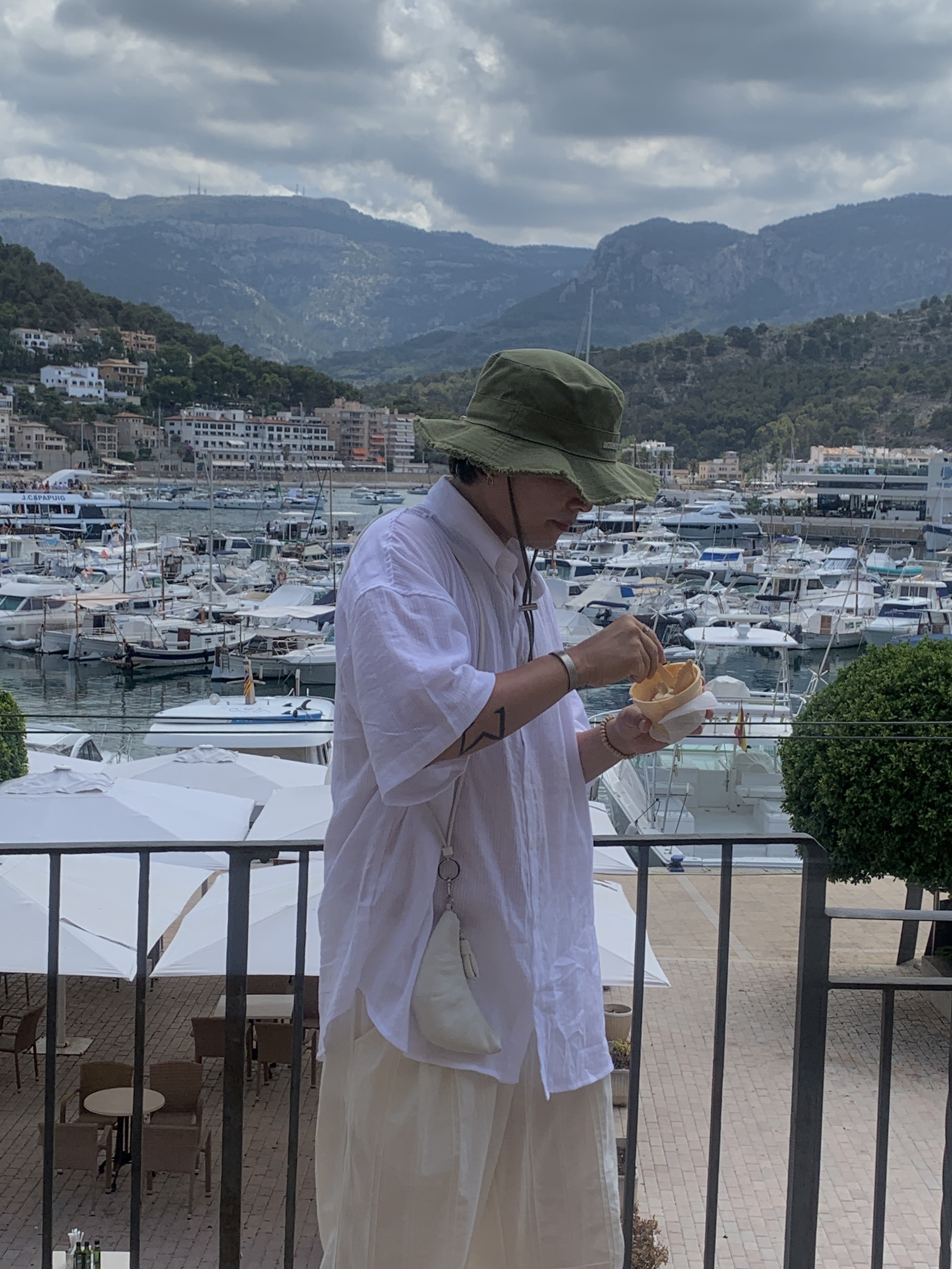 Jacquemus Le Bob Artichaut Bucket Hat Khaki, Lemaire Croissant Coin Purse Necklace Soft Grained Leather Chalk 착용 스타일 - 2
