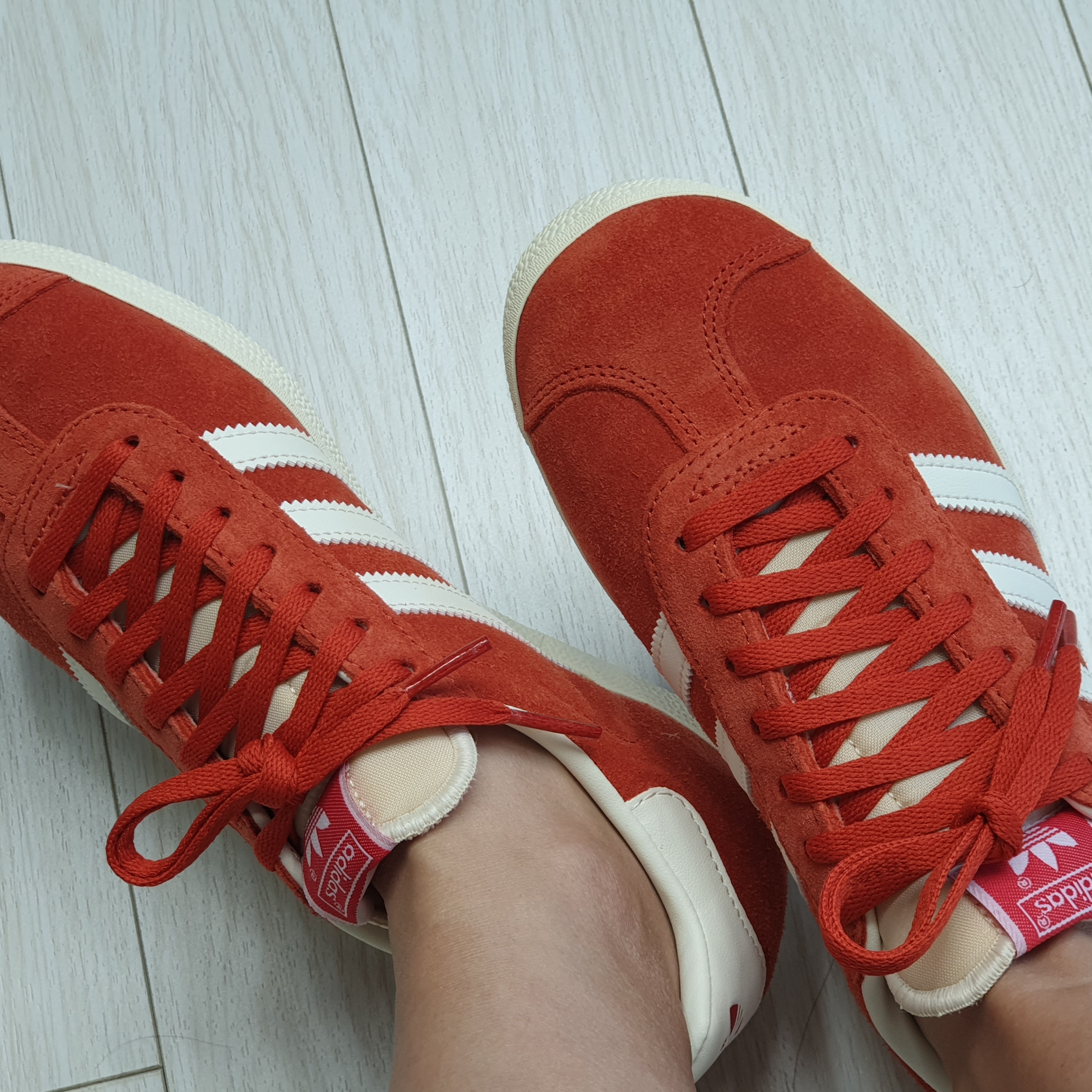 Adidas Gazelle Preloved Red Off White 착용 스타일 - 2