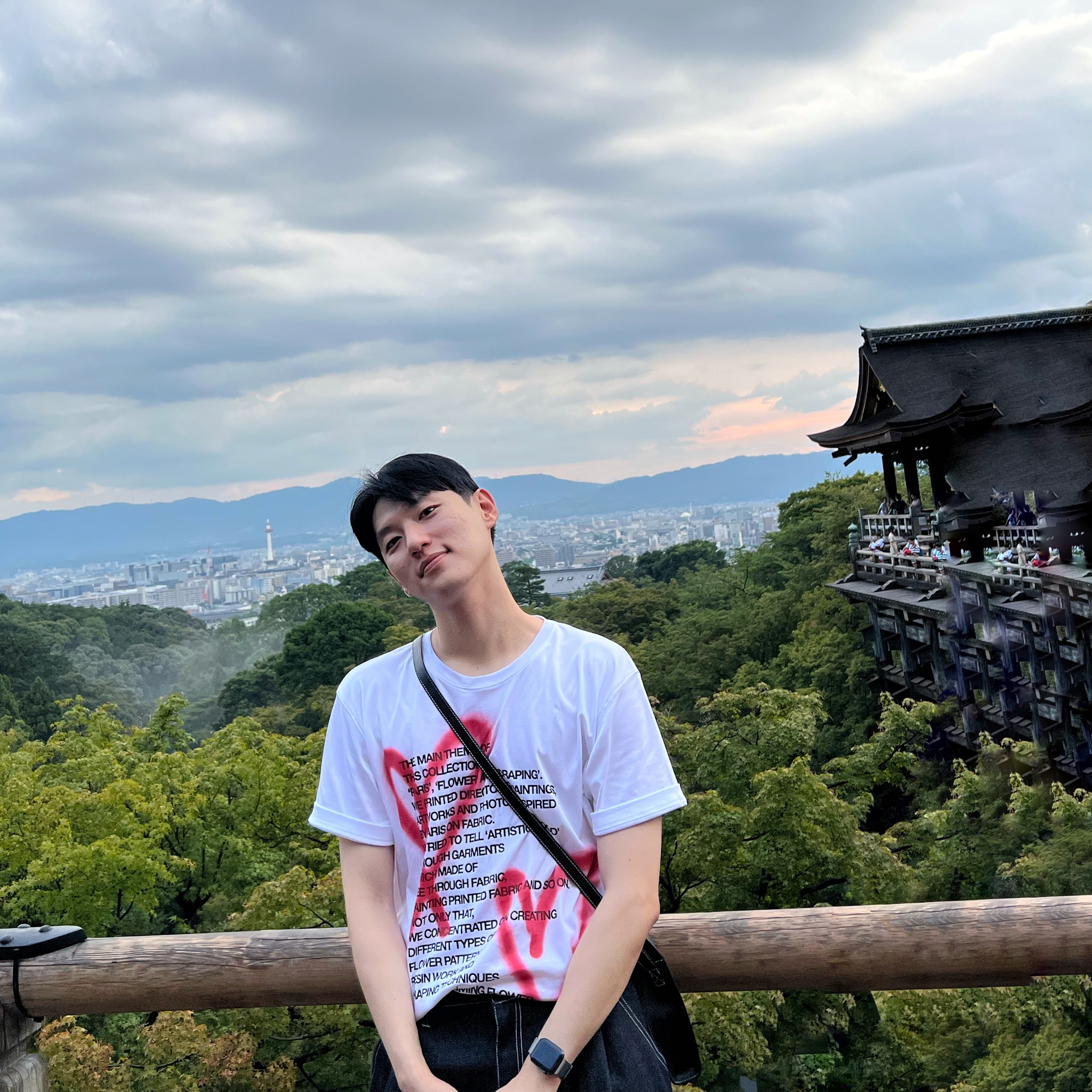 The Museum Visitor Heart Sprayed T-Shirt White 착용 스타일