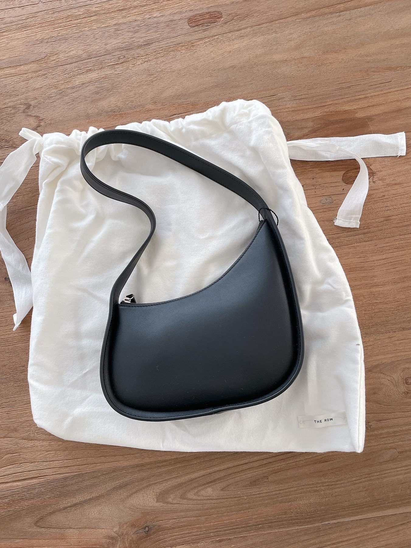 The Row Half Moon Bag in Smooth Calfskin Leather Black 착용 스타일