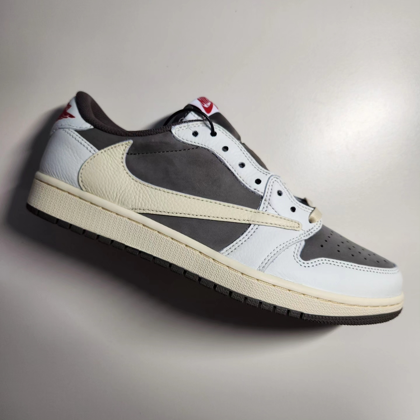 Jordan 1 x Travis Scott Retro Low OG SP Sail and Ridgerock 착용 스타일 - 1