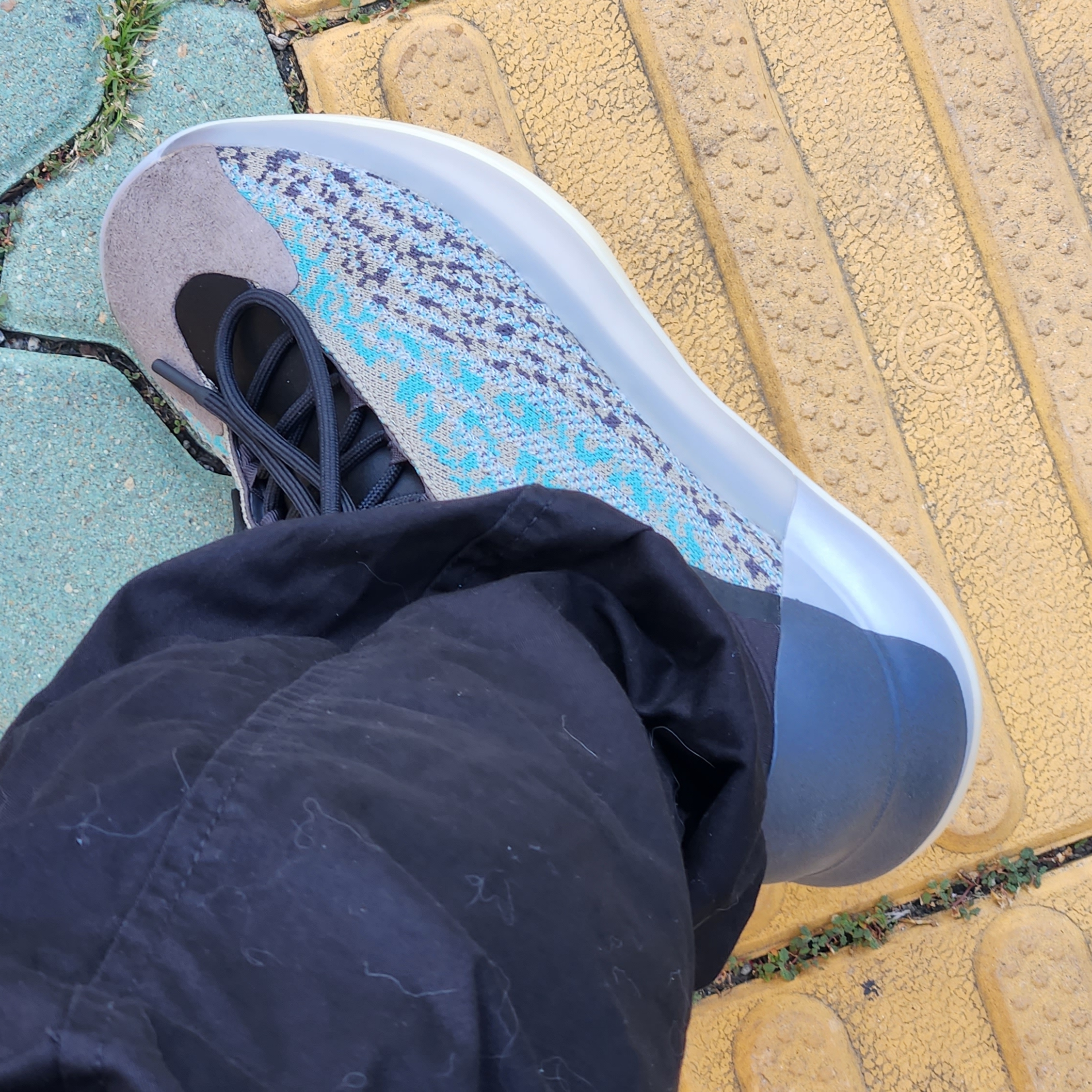Adidas Yeezy QNTM Teal Blue 착용 스타일 - 2