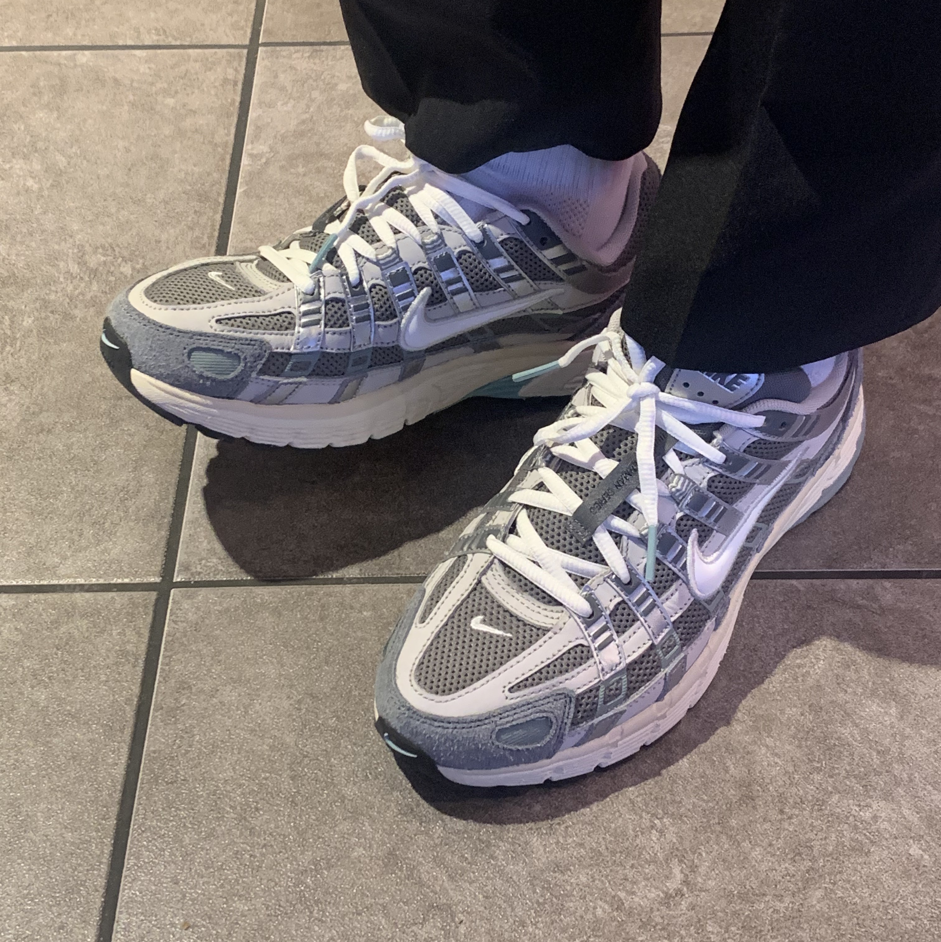 Nike P-6000 Flat Pewter Light Iron Ore 착용 스타일