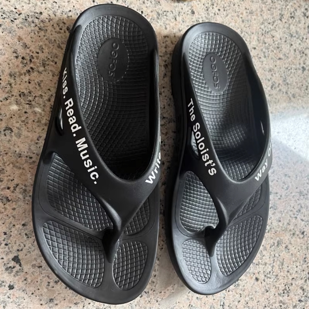 Oofos x Takahiromiyashita The Soloist The Soloist's Way Of Life Flip-Flop Black White 착용 스타일