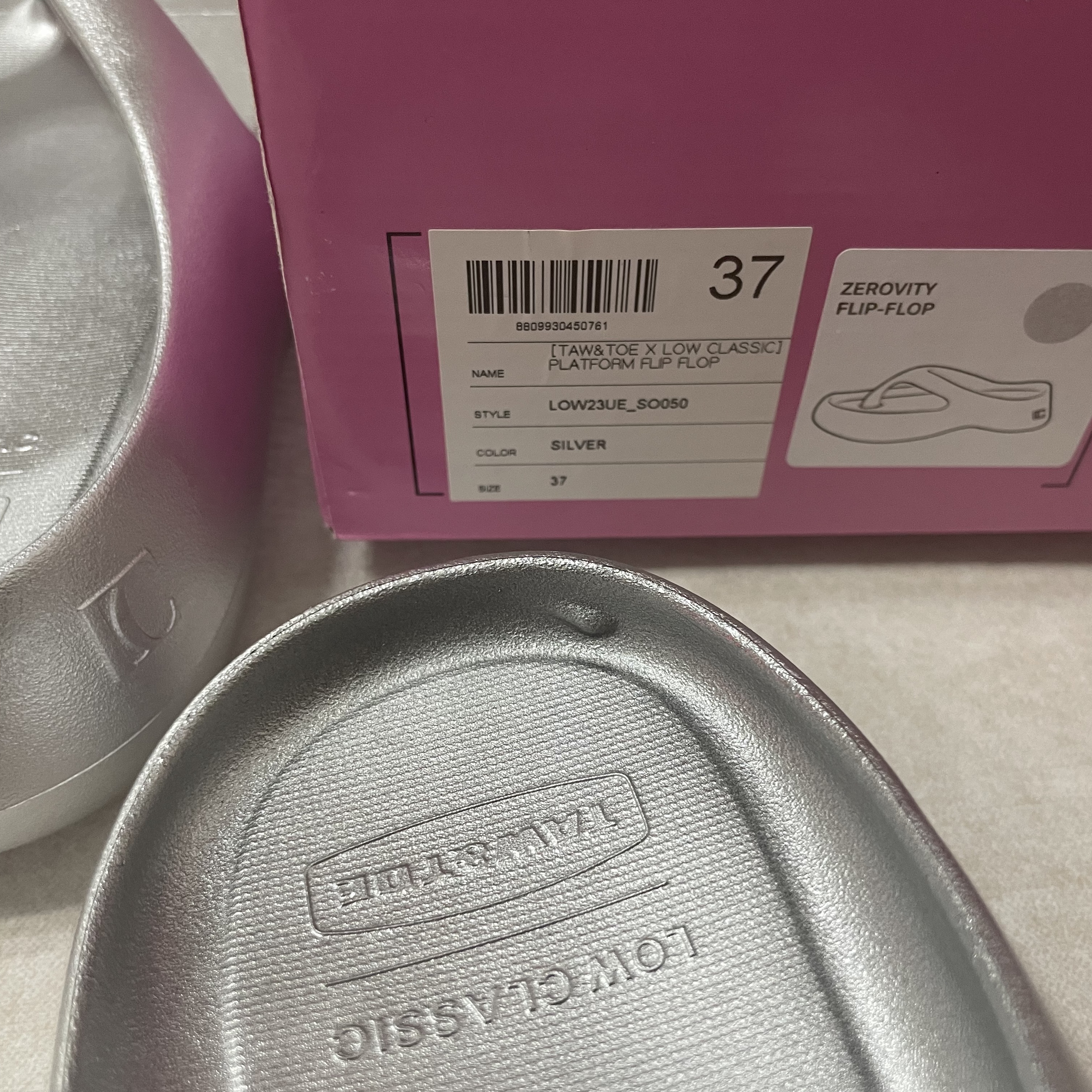 Taw&Toe x Low Classic Platform Flip Flop Silver 착용 스타일 - 3