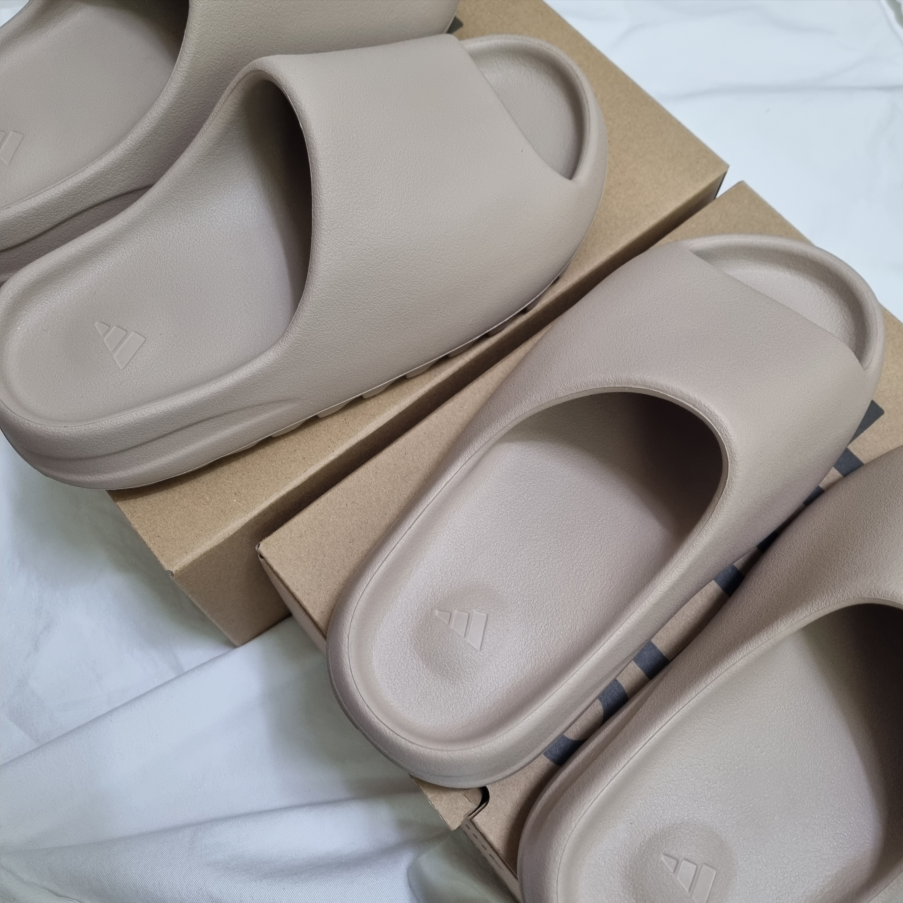 Adidas Yeezy Slide Pure - Re-Release Ver. 착용 스타일