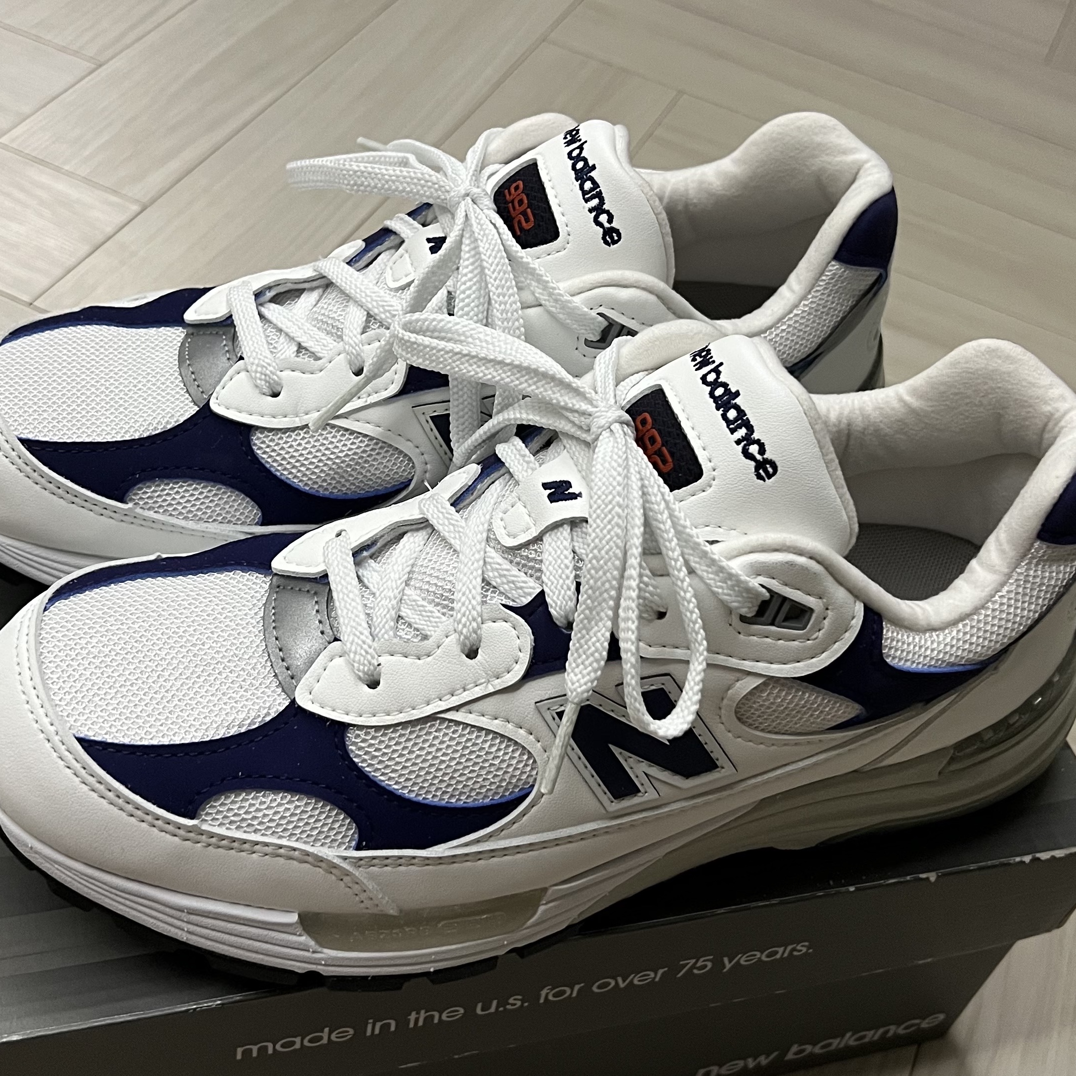 New Balance 992 Made in USA White Navy 착용 스타일 - 4