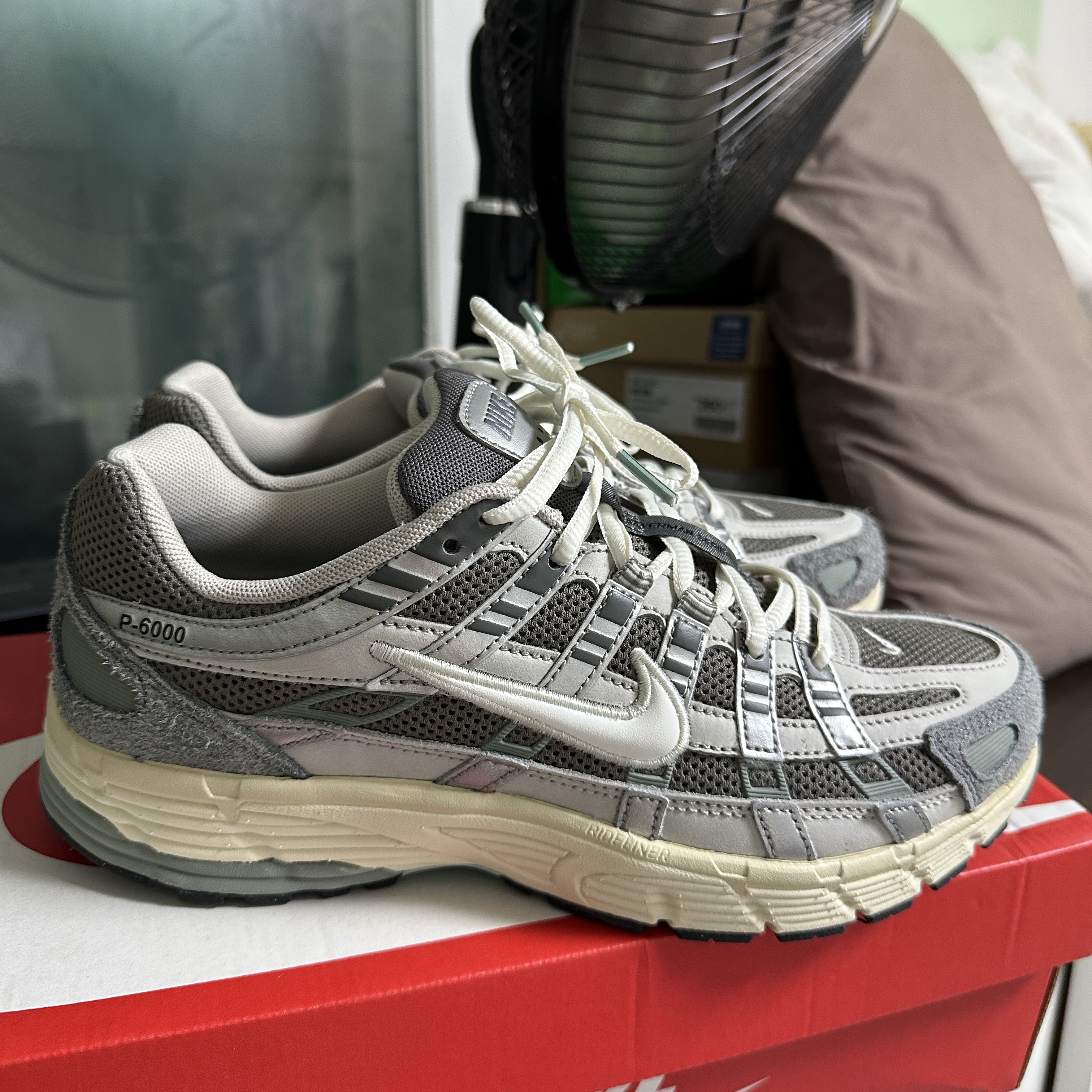 Nike P-6000 Flat Pewter Light Iron Ore 착용 스타일 - 3