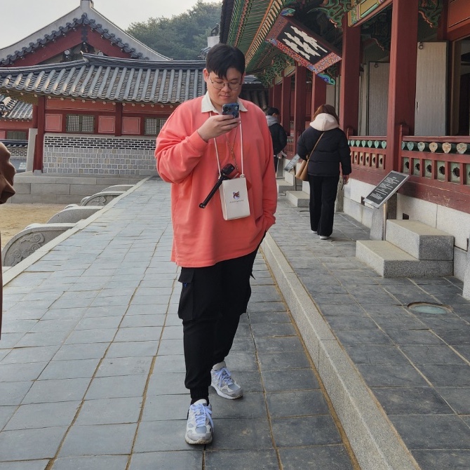 Essentials 1977 Henley Rugby Long Sleeve Polo Coral - 22FW, Maison Kitsune x Laneige Crossbody Bag 착용 스타일 - 2