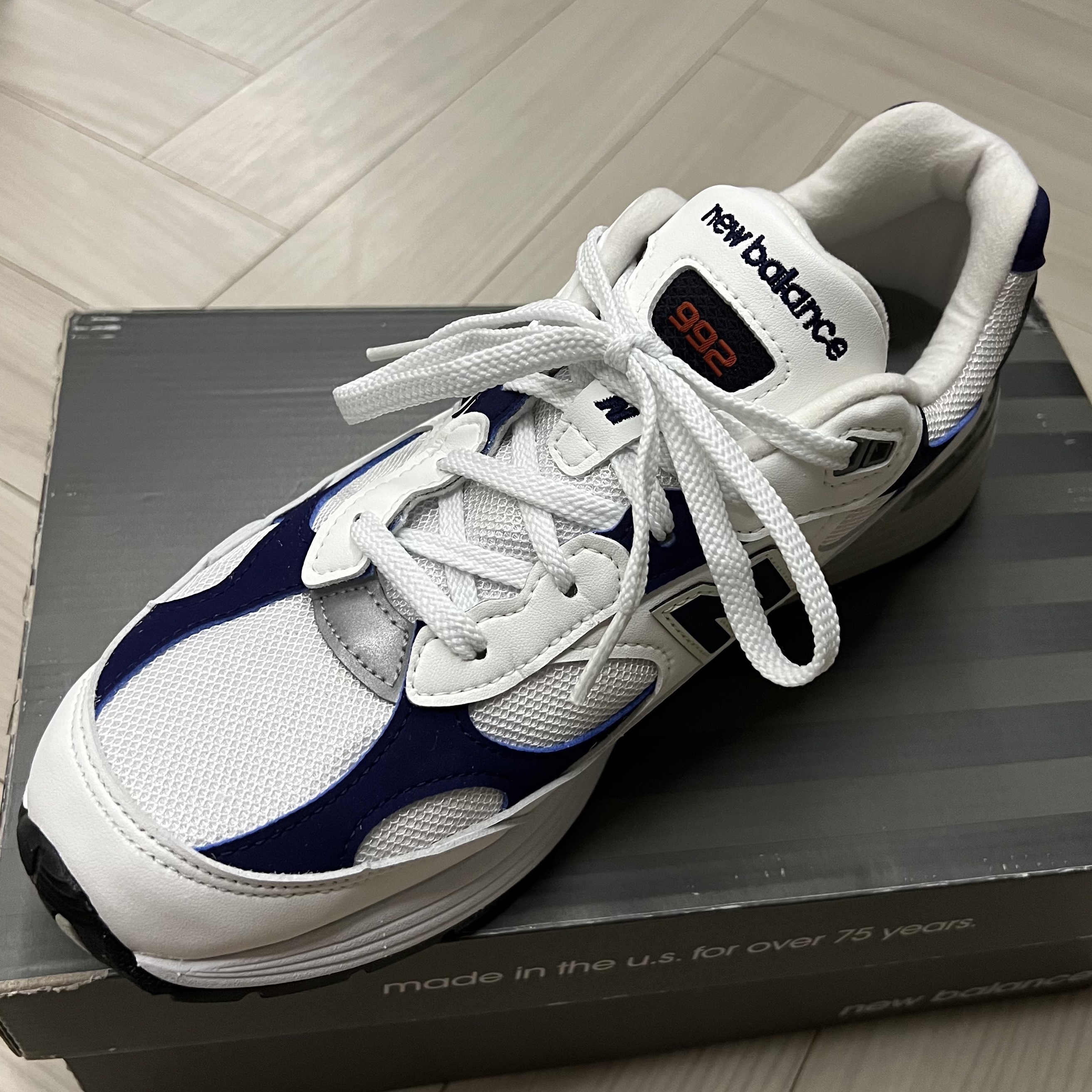 New Balance 992 Made in USA White Navy 착용 스타일 - 3