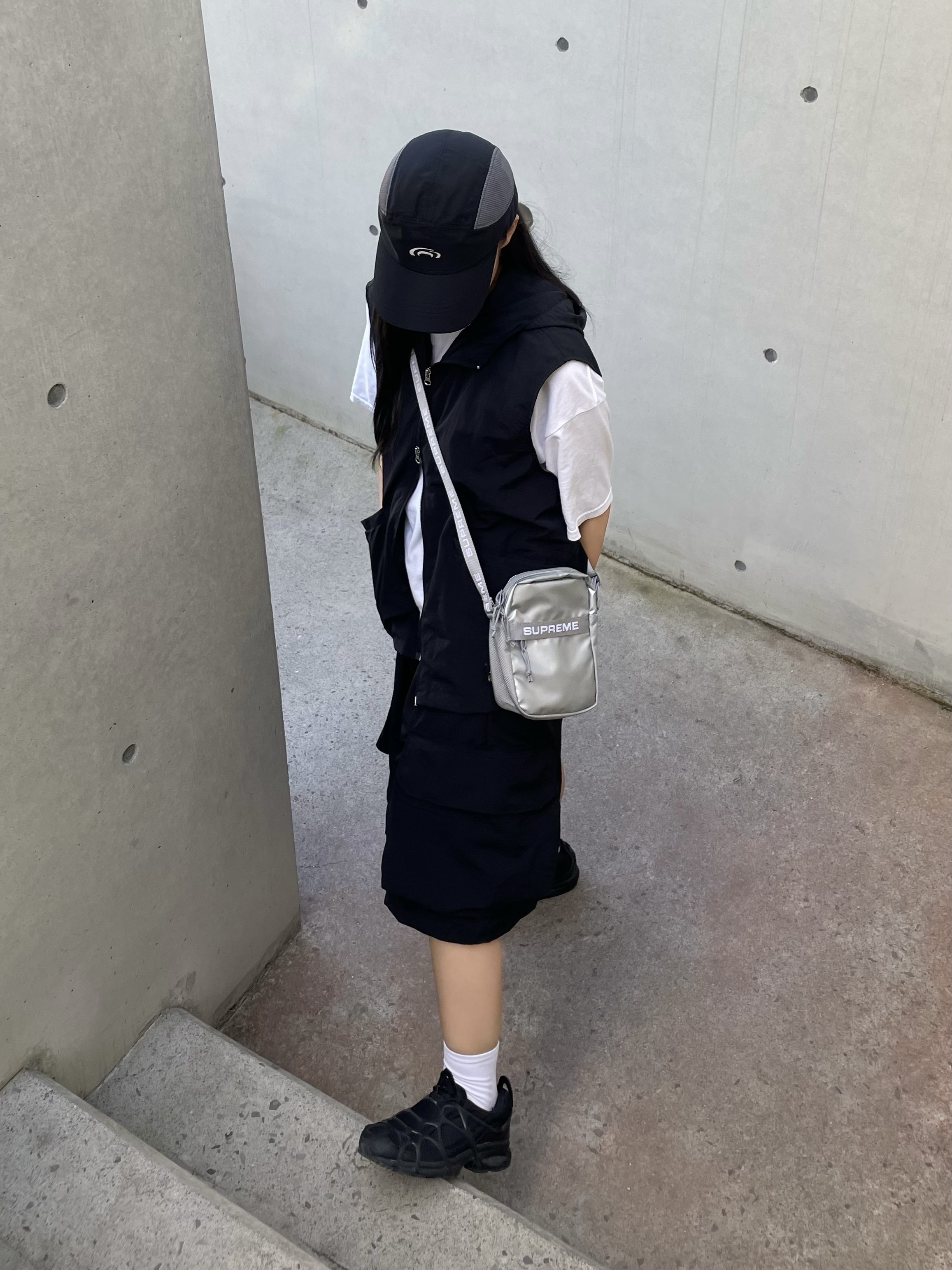 Supreme Shoulder Bag Silver - 22FW, Nike Air Kukini Triple Black 착용 스타일 - 2