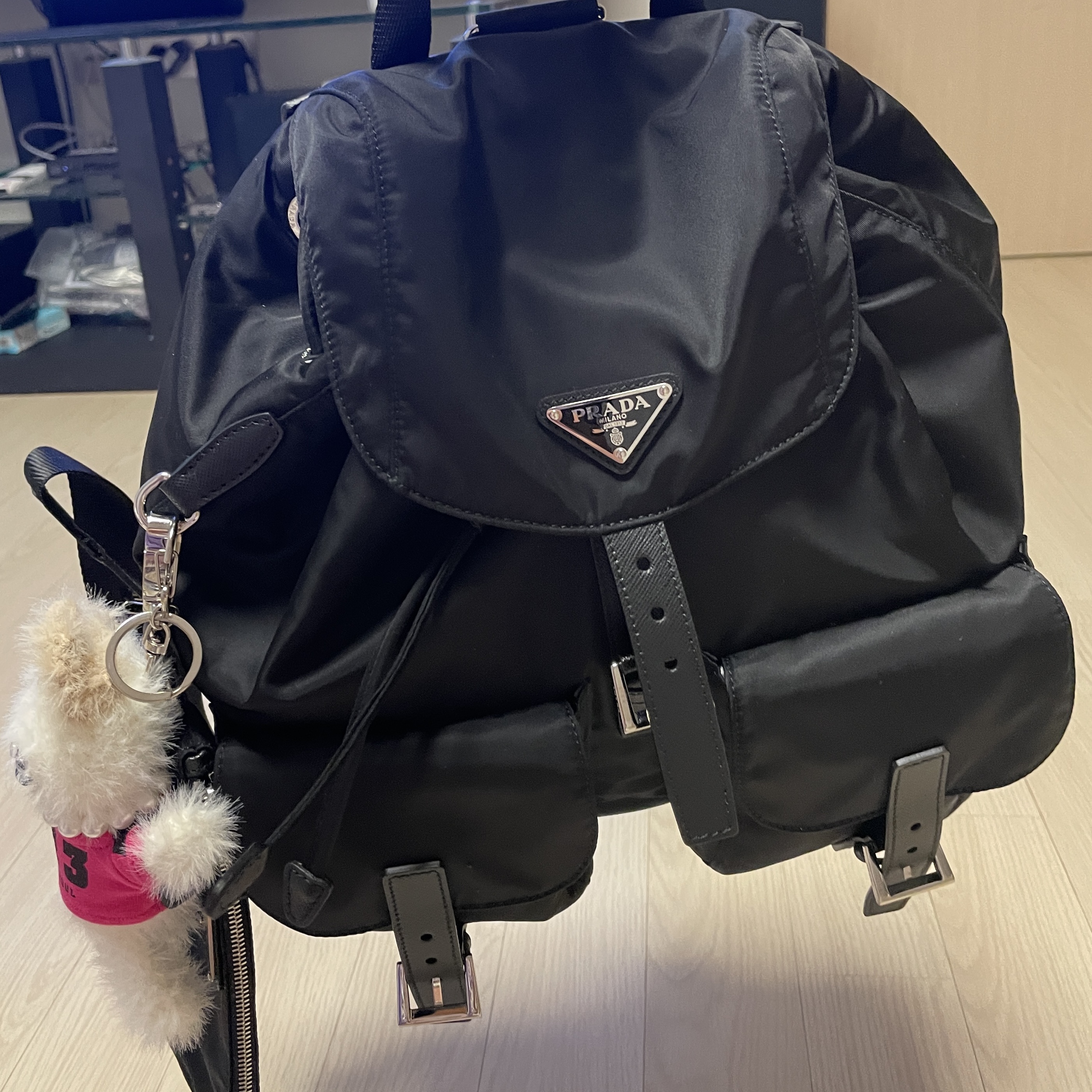 Prada Re-Nylon Medium Backpack Black, Margesherwood Wood Keyring with T-Shirt White Pink 착용 스타일 - 2