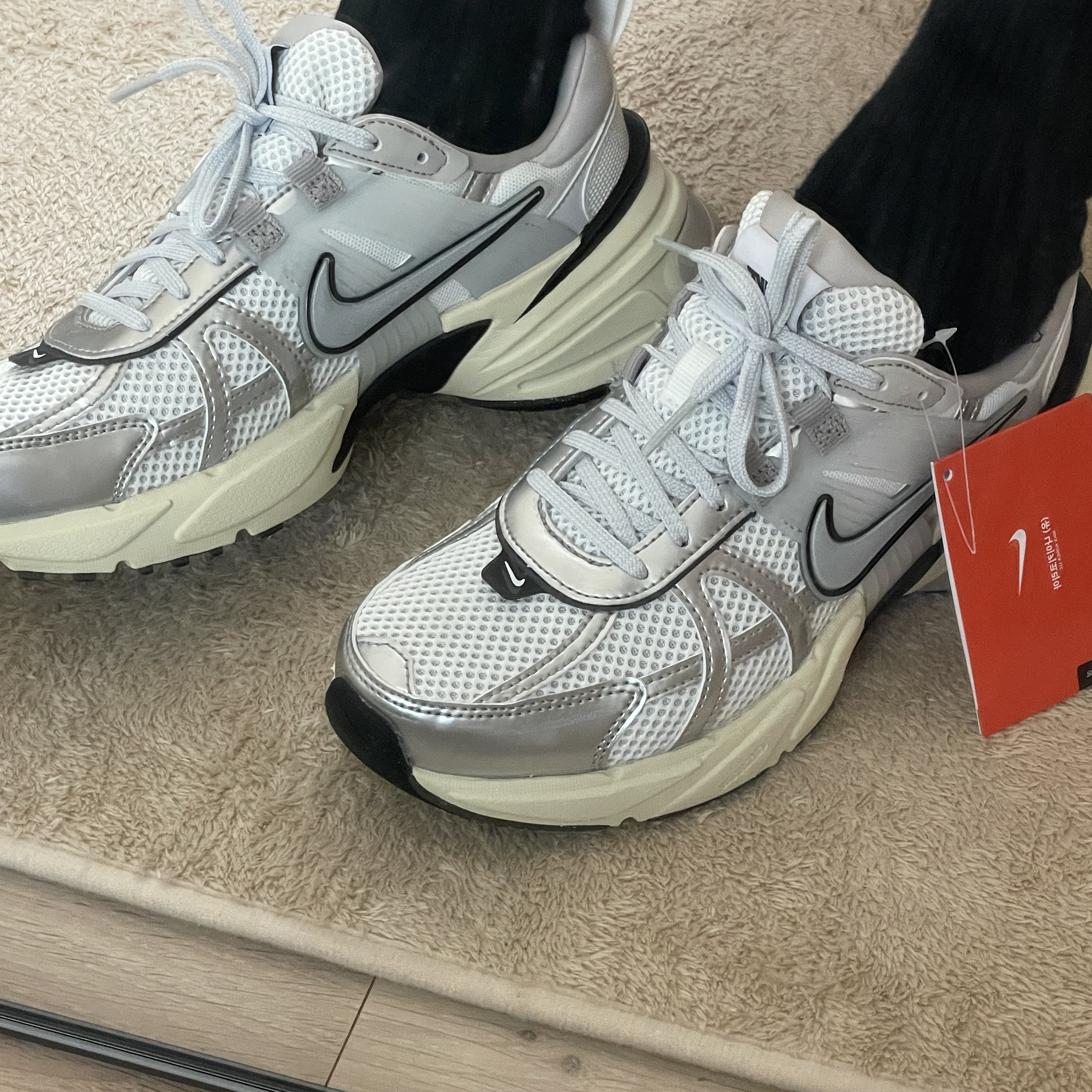 Nike V2K Run Summit White Metallic Silver 착용 스타일