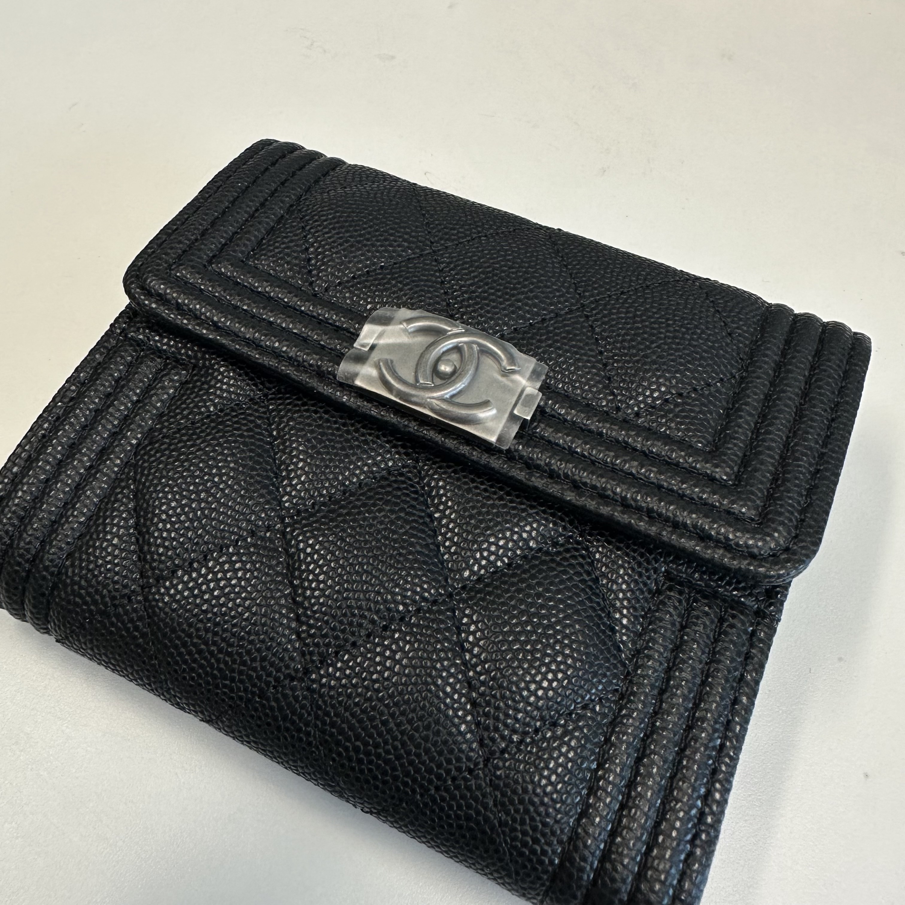 Chanel Boy Chanel Small Flap Wallet Grained Calfskin & Ruthenium Black 착용 스타일 - 2