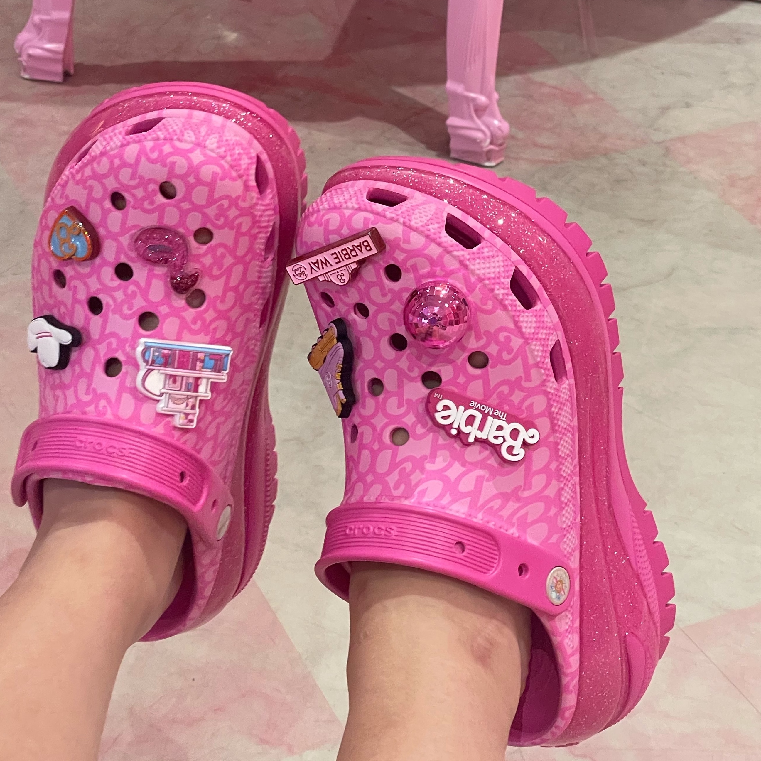 (W) Crocs x Barbie The Movie Classic Mega Crush Clog Electric Pink 착용 스타일