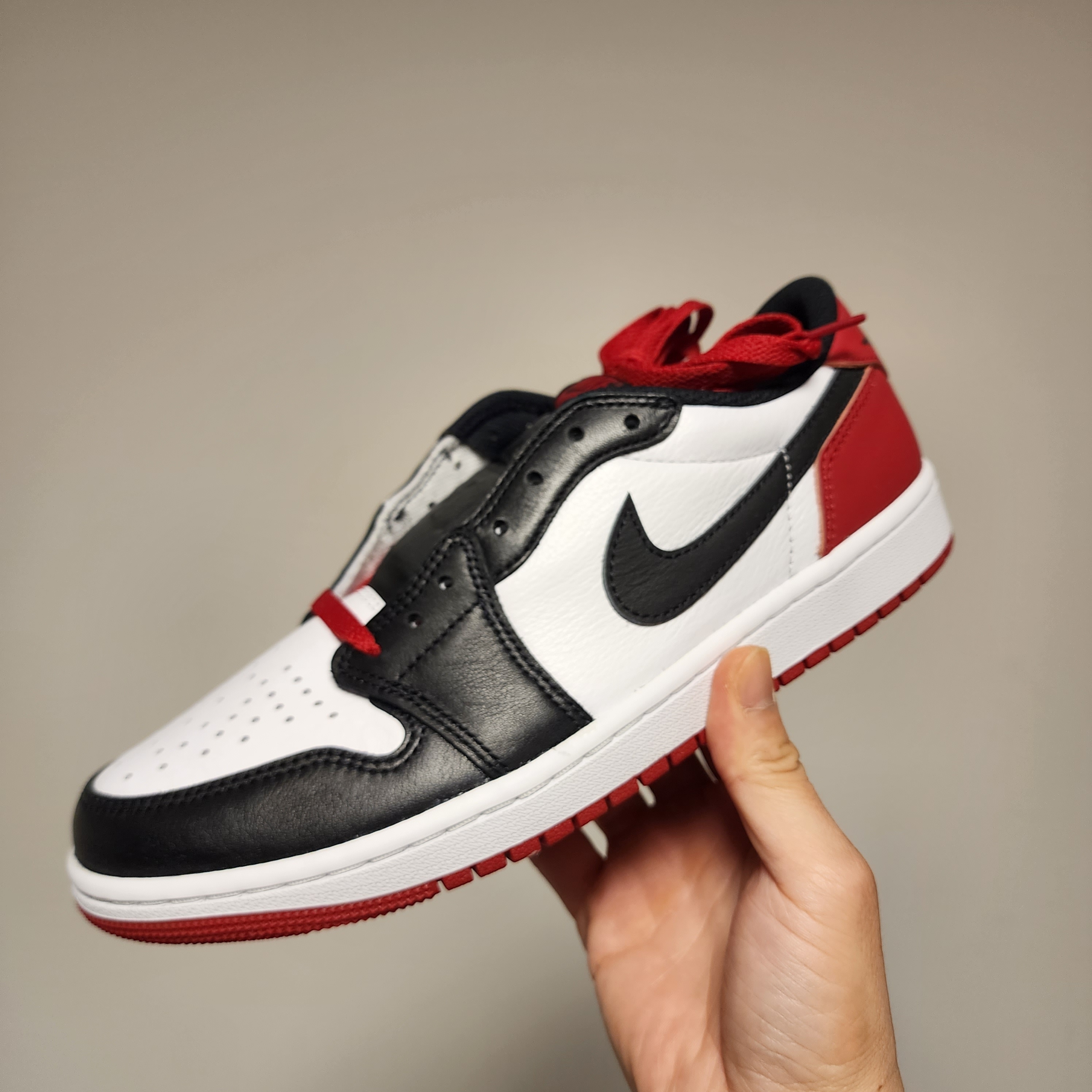 Jordan 1 Retro Low OG Black Toe 착용 스타일 - 1