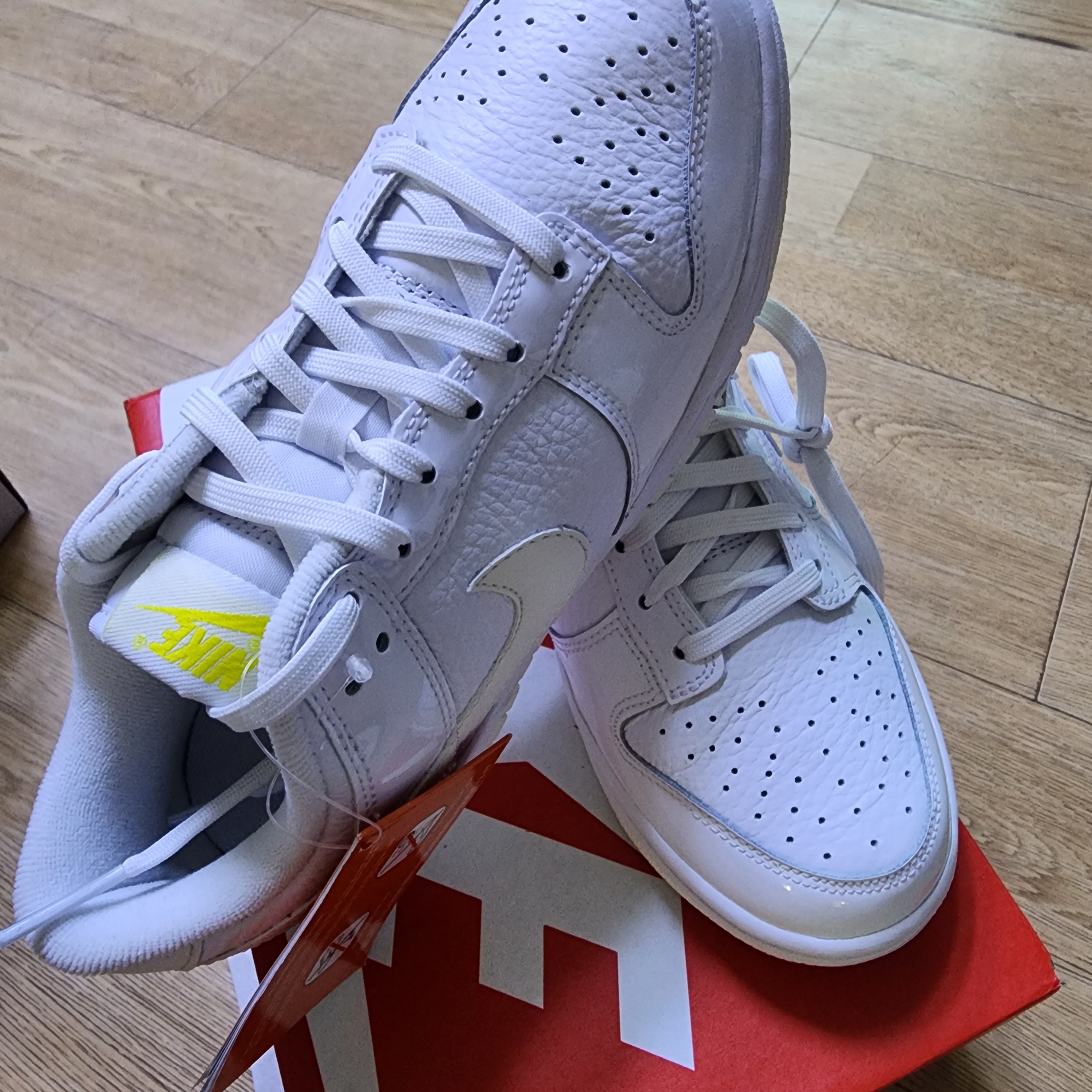 (W) Nike Dunk Low Valentine's Day White Optic Yellow 착용 스타일 - 3