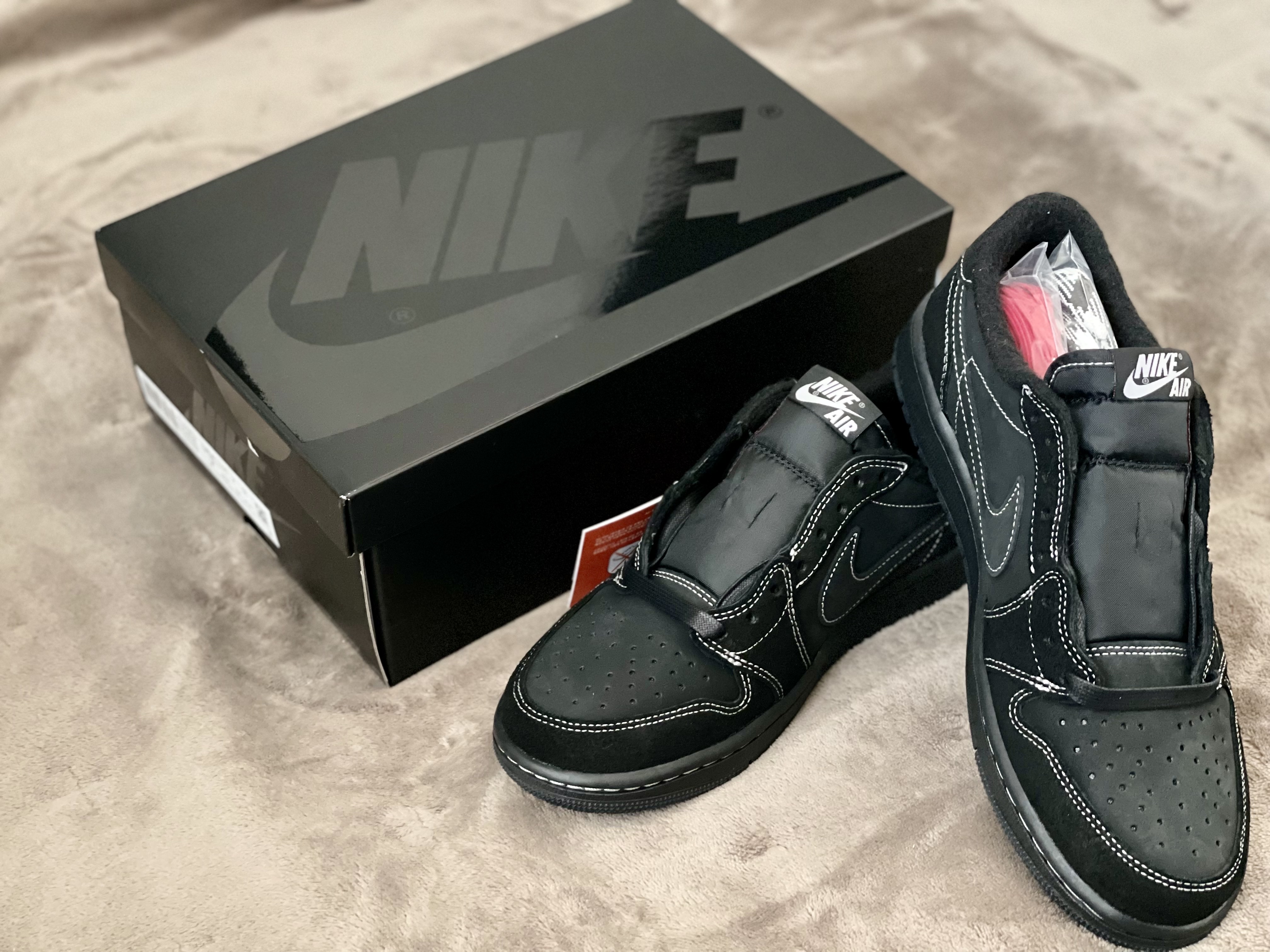 Jordan 1 x Travis Scott Retro Low OG SP Black Phantom 착용 스타일 - 2