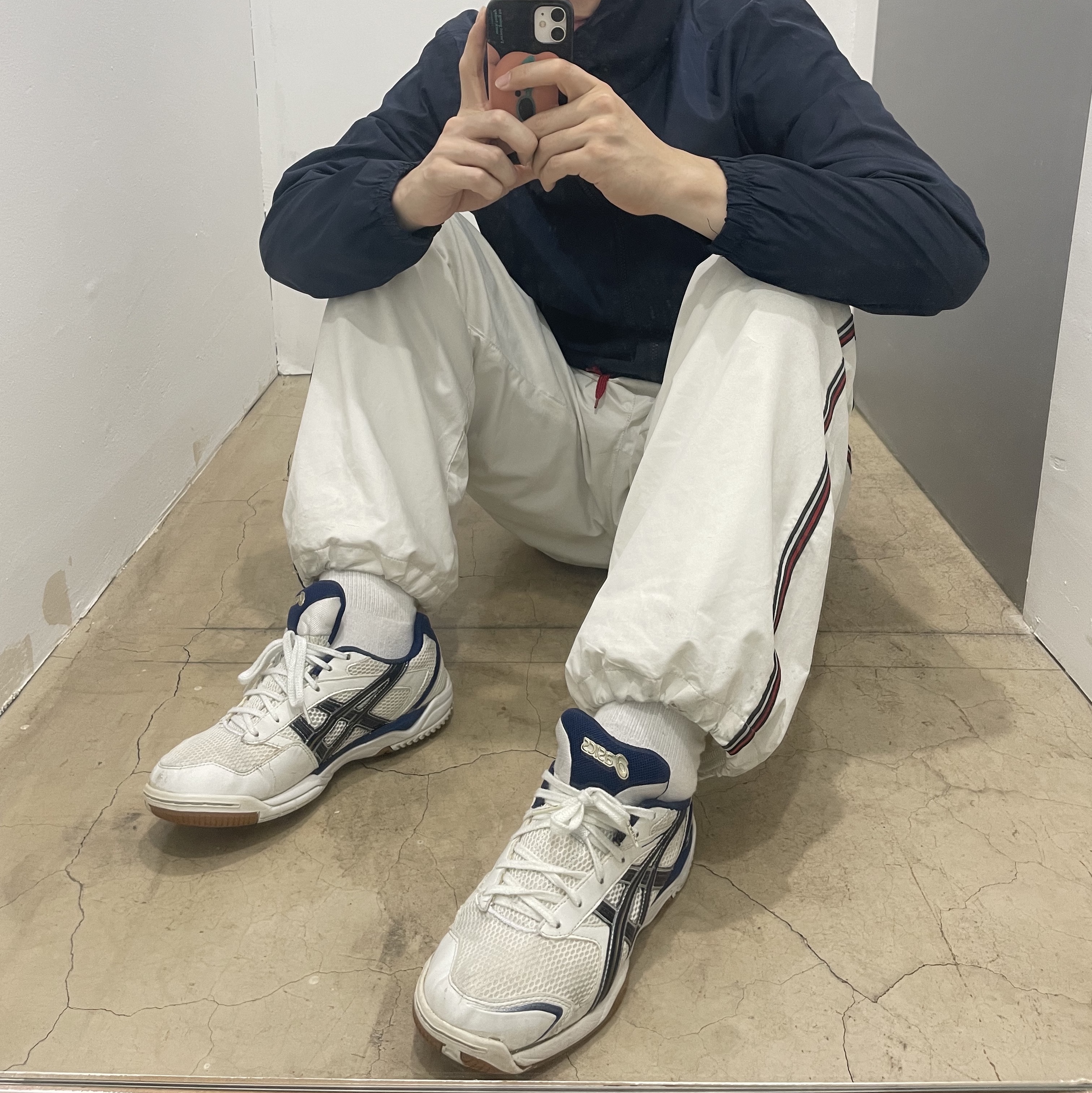 Asics Rote Rivre FL 5 White Navy Blue 착용 스타일 - 3