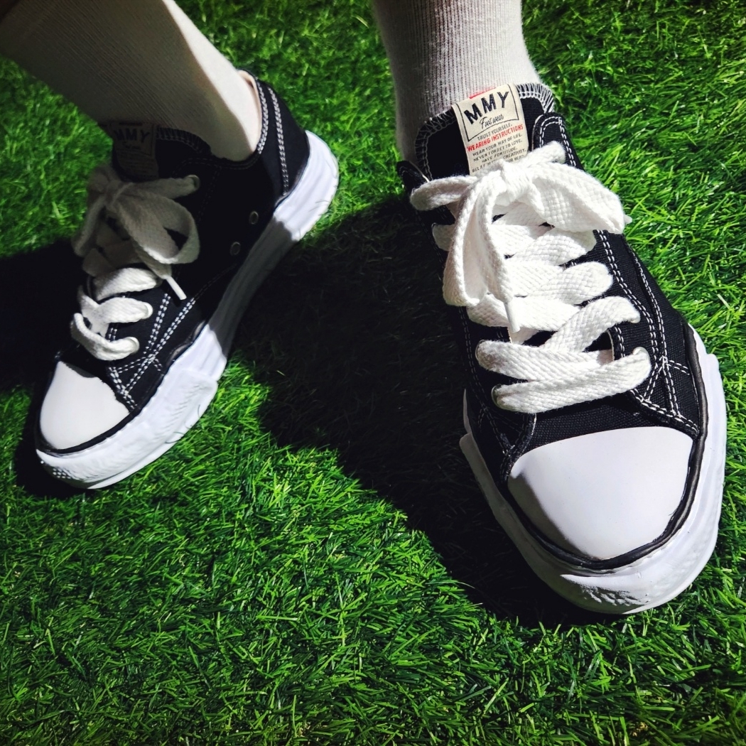 Maison Mihara Yasuhiro Peterson OG Sole Canvas Low Sneakers Black 착용 스타일 - 4