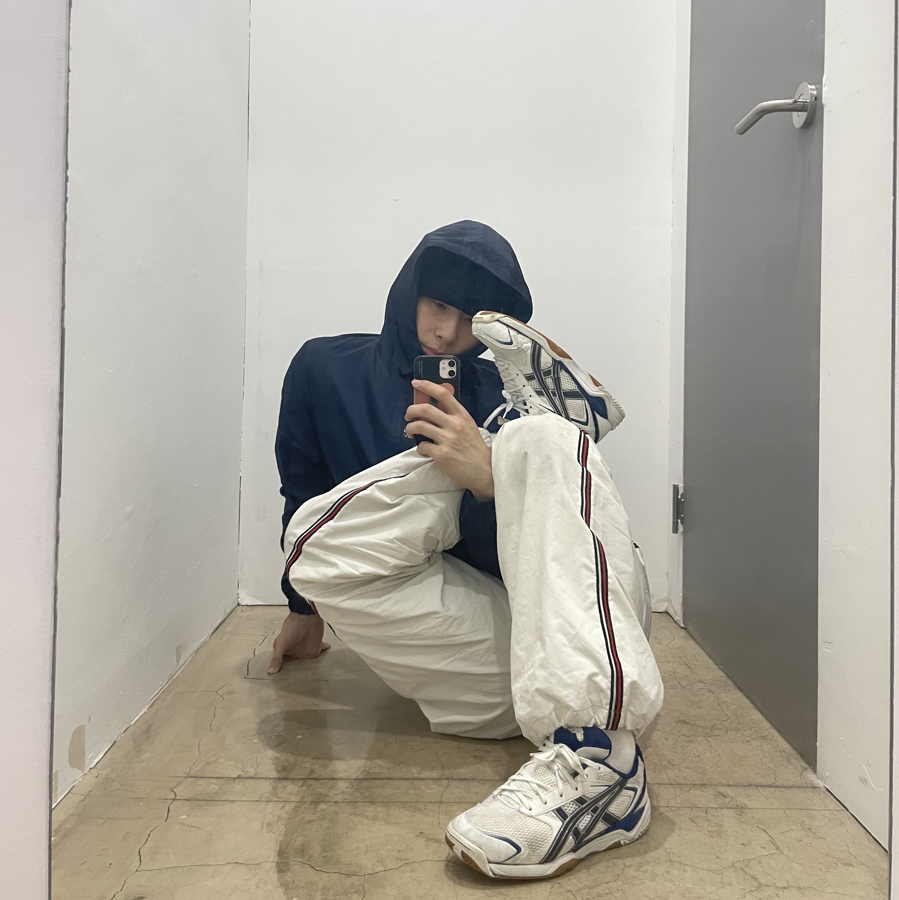 Asics Rote Rivre FL 5 White Navy Blue 착용 스타일 - 2