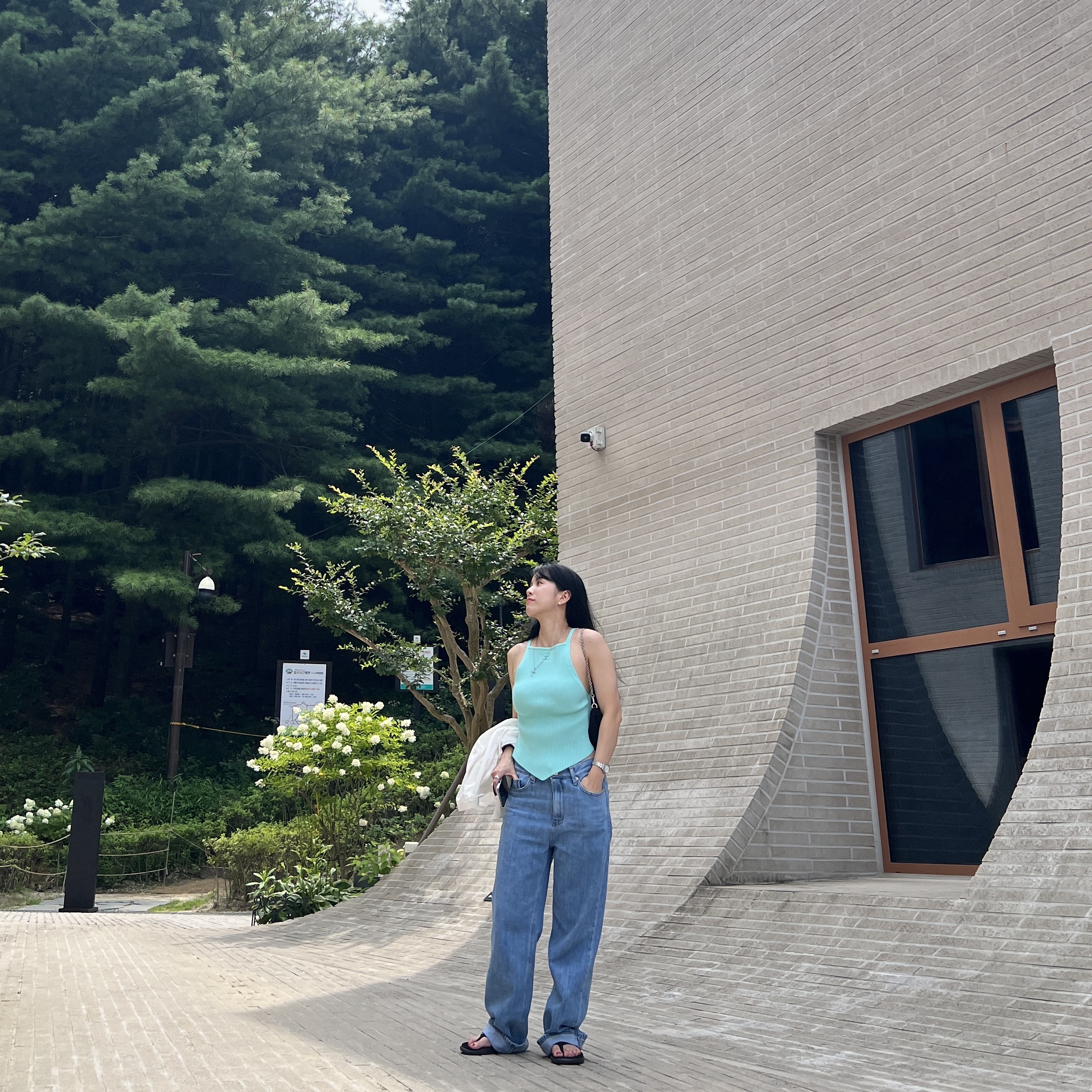 (W) Courreges Rib Knit Pointy Tank Top Turquese, Prada Re-Edition 2005 Re-Nylon Shoulder Bag Black 착용 스타일 - 1