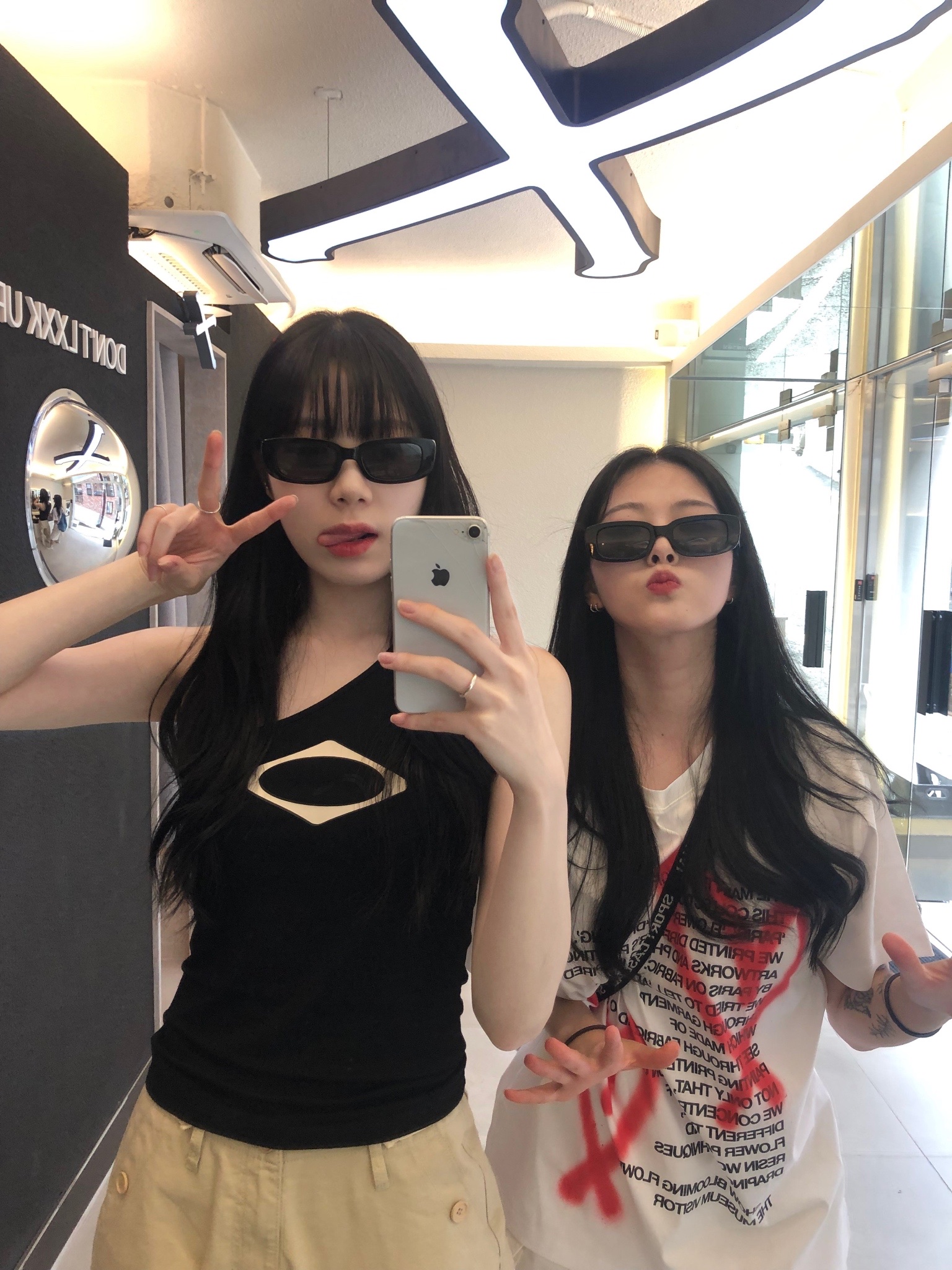 (W) Mischief Rhombus One Shoulder Top Black, The Museum Visitor Heart Sprayed T-Shirt White 착용 스타일 - 1