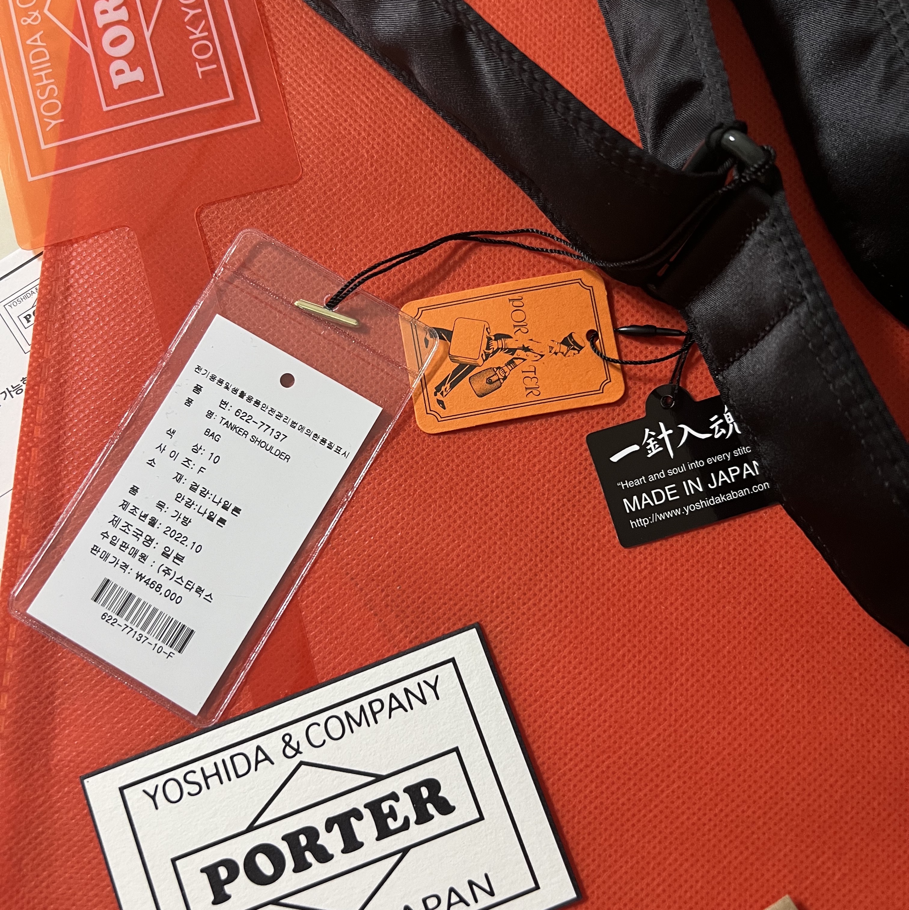 Porter Tanker Shoulder Bag Black 착용 스타일 - 2