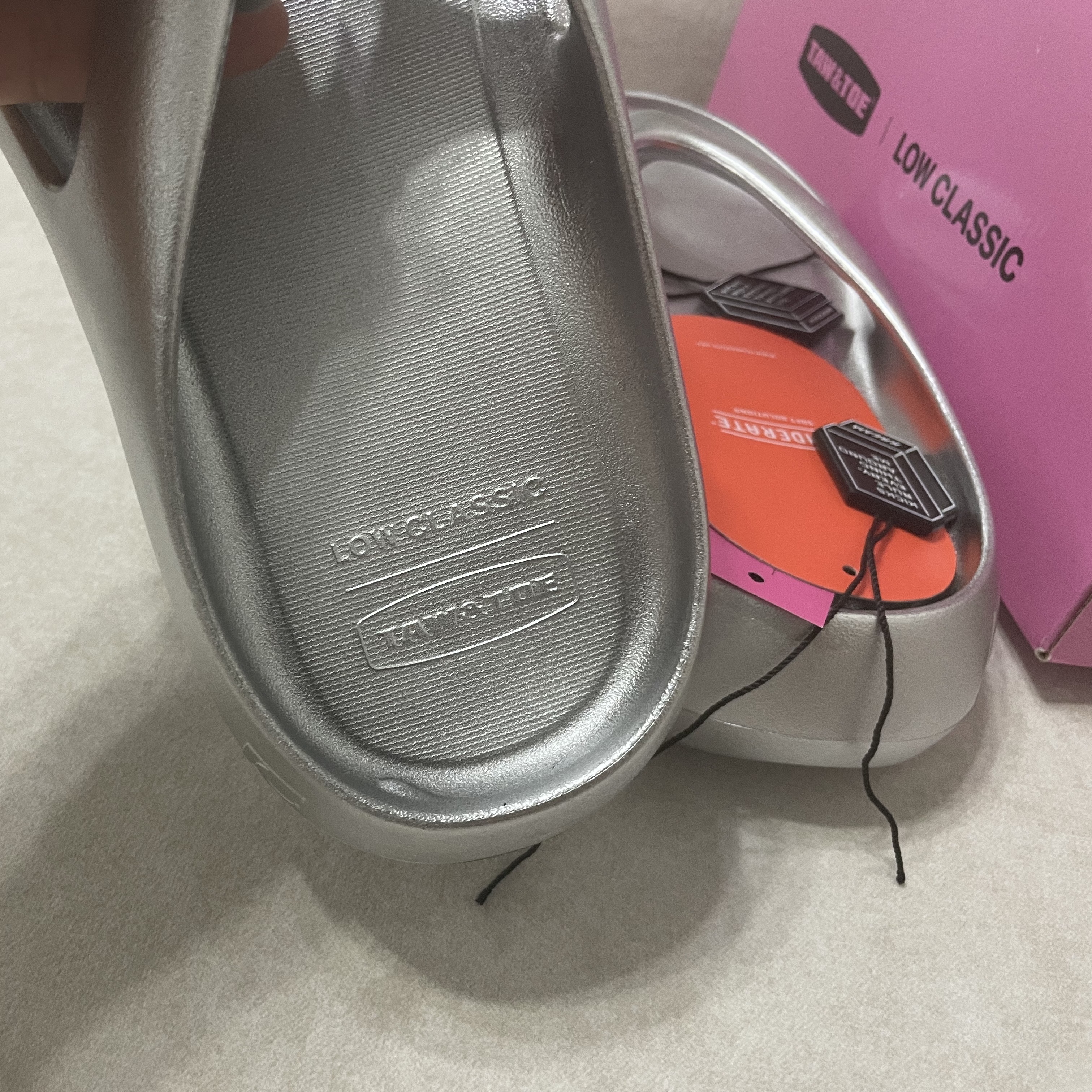 Taw&Toe x Low Classic Platform Flip Flop Silver 착용 스타일 - 1
