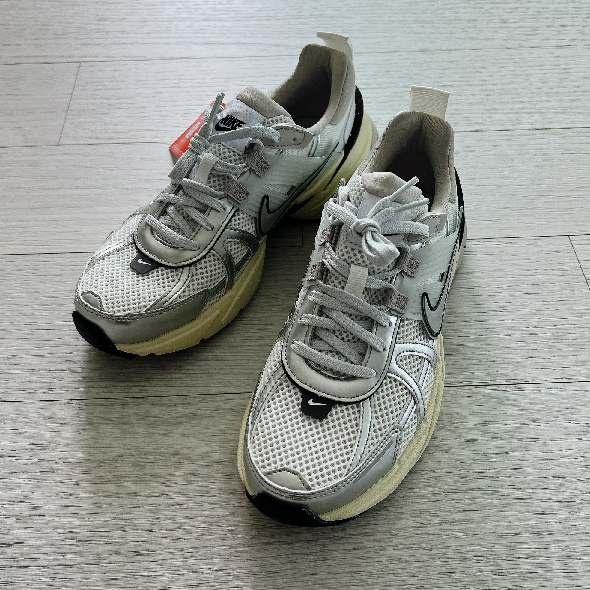 Nike V2K Run Summit White Metallic Silver 착용 스타일 - 2