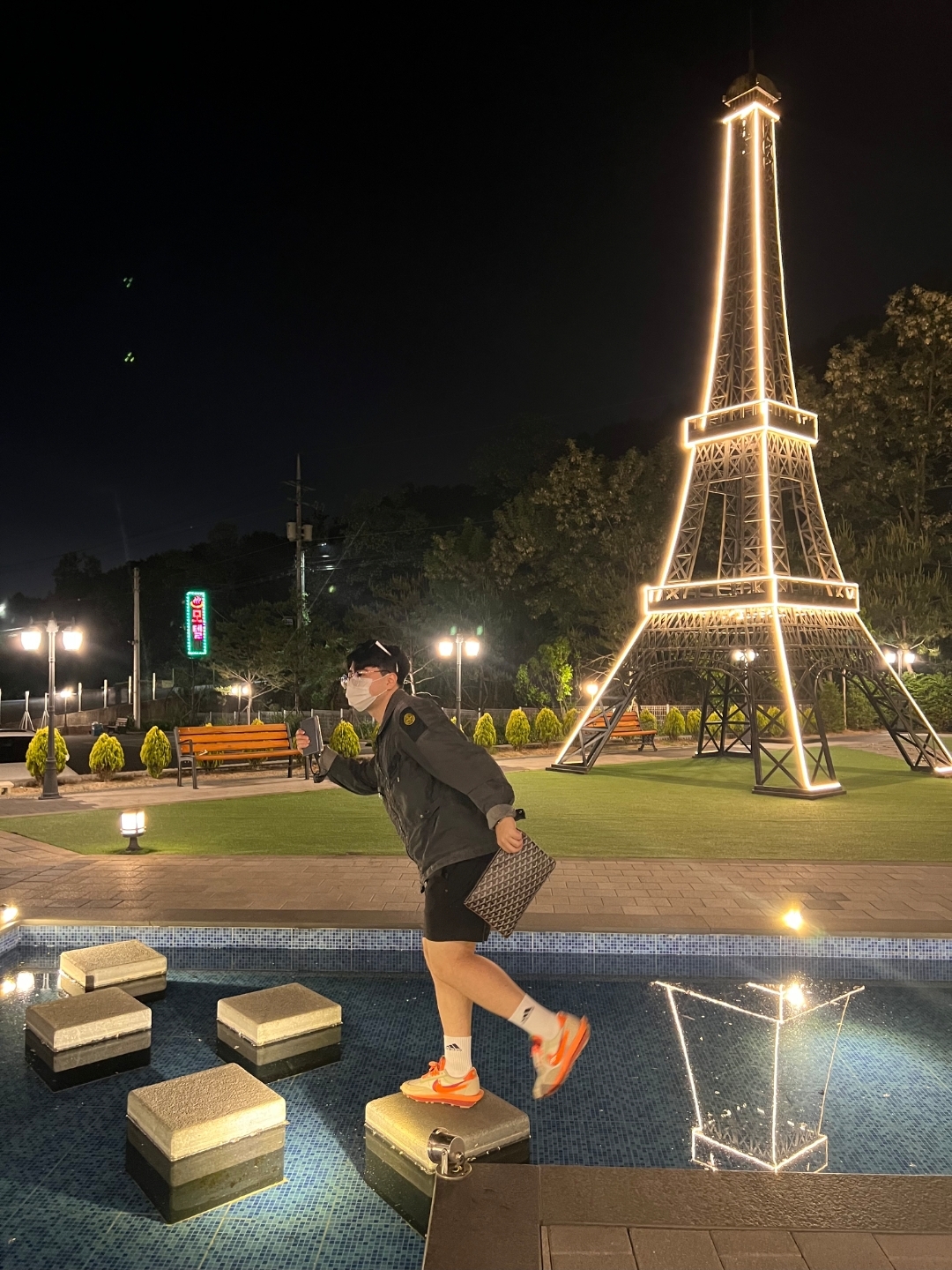 Nike x Sacai x Clot LDWaffle Orange Blaze, Goyard Senat Pochette MM Black 착용 스타일 - 1