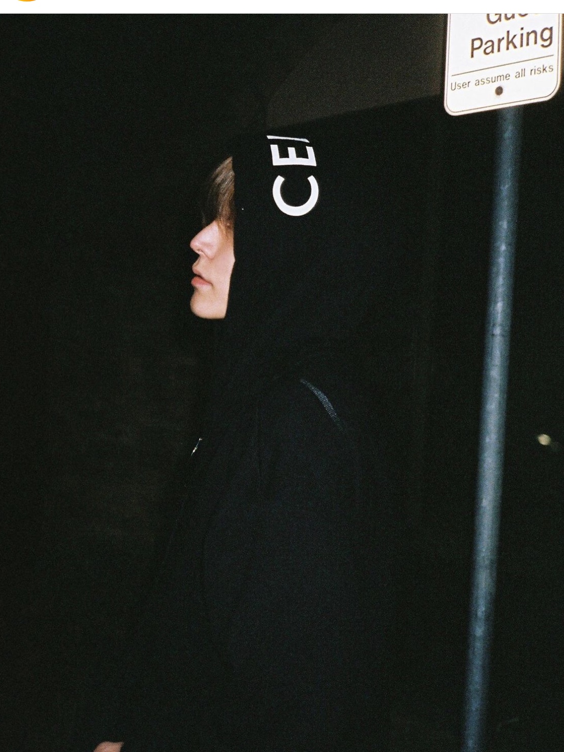 Celine Loose Zipped Hooded Sweatshirt in Cotton Fleece with Celine Print Black 착용 스타일 - 2