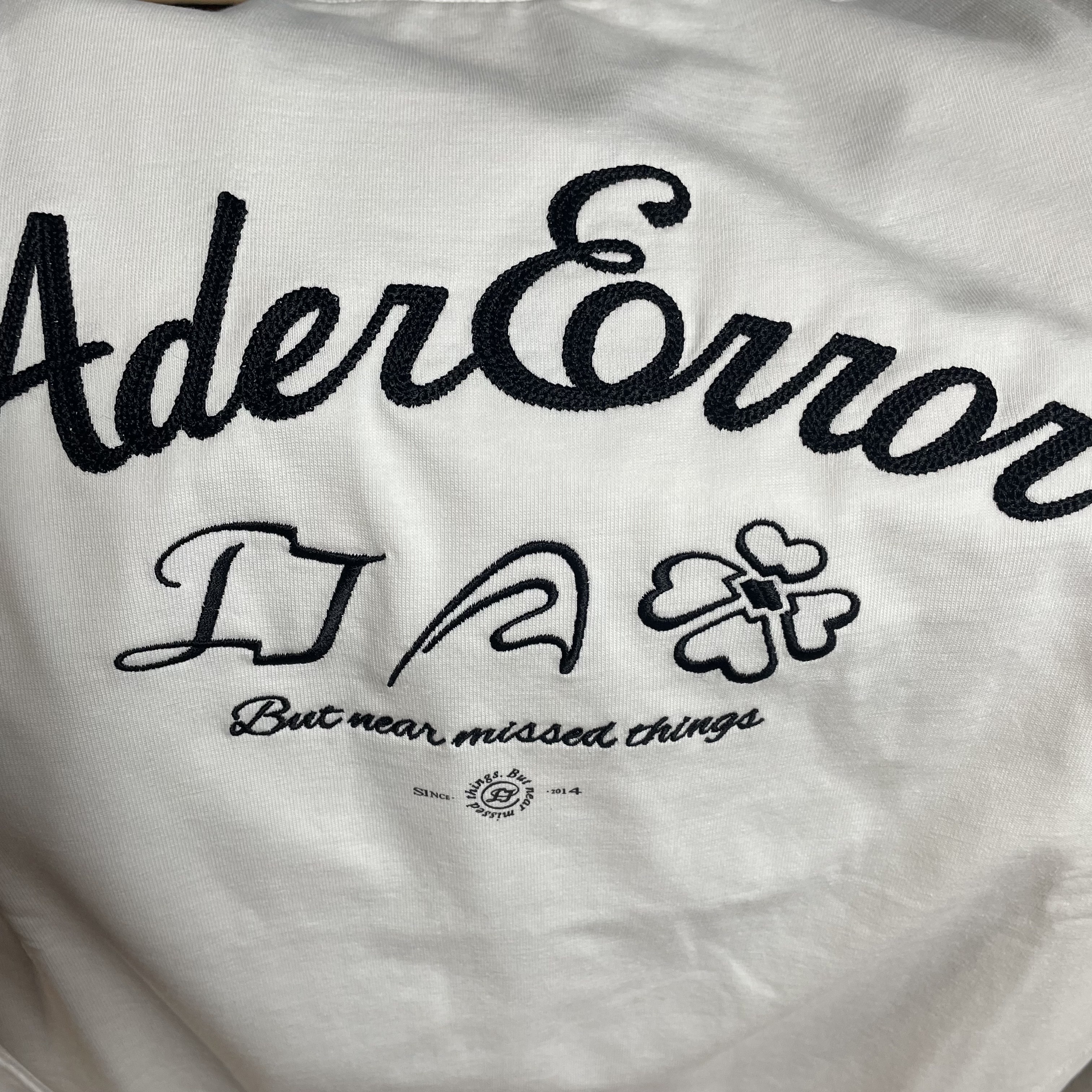 Ader Error Sollec T-Shirt White 착용 스타일 - 1