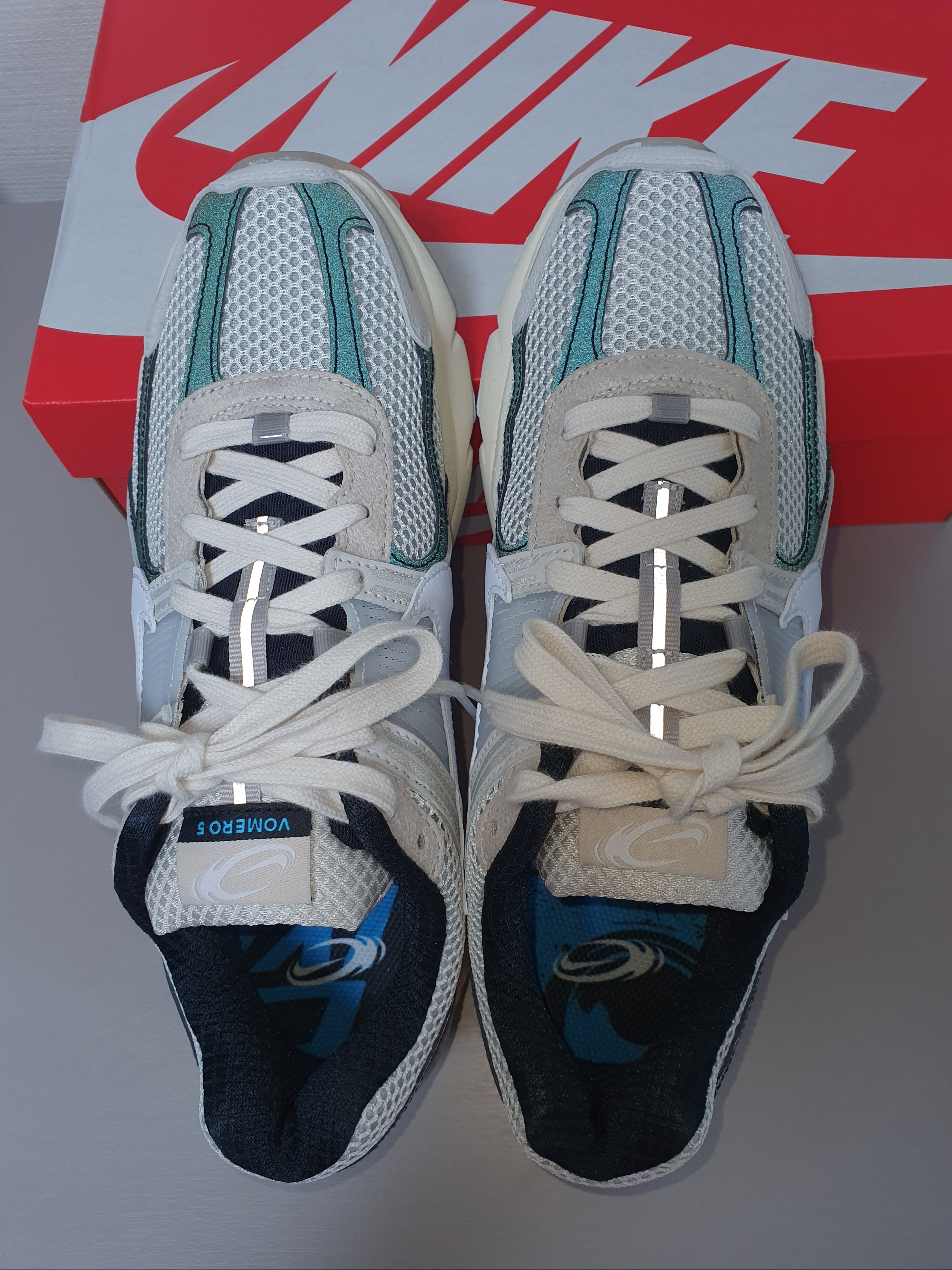 Nike Zoom Vomero 5 Light Bone and Black 착용 스타일 - 5