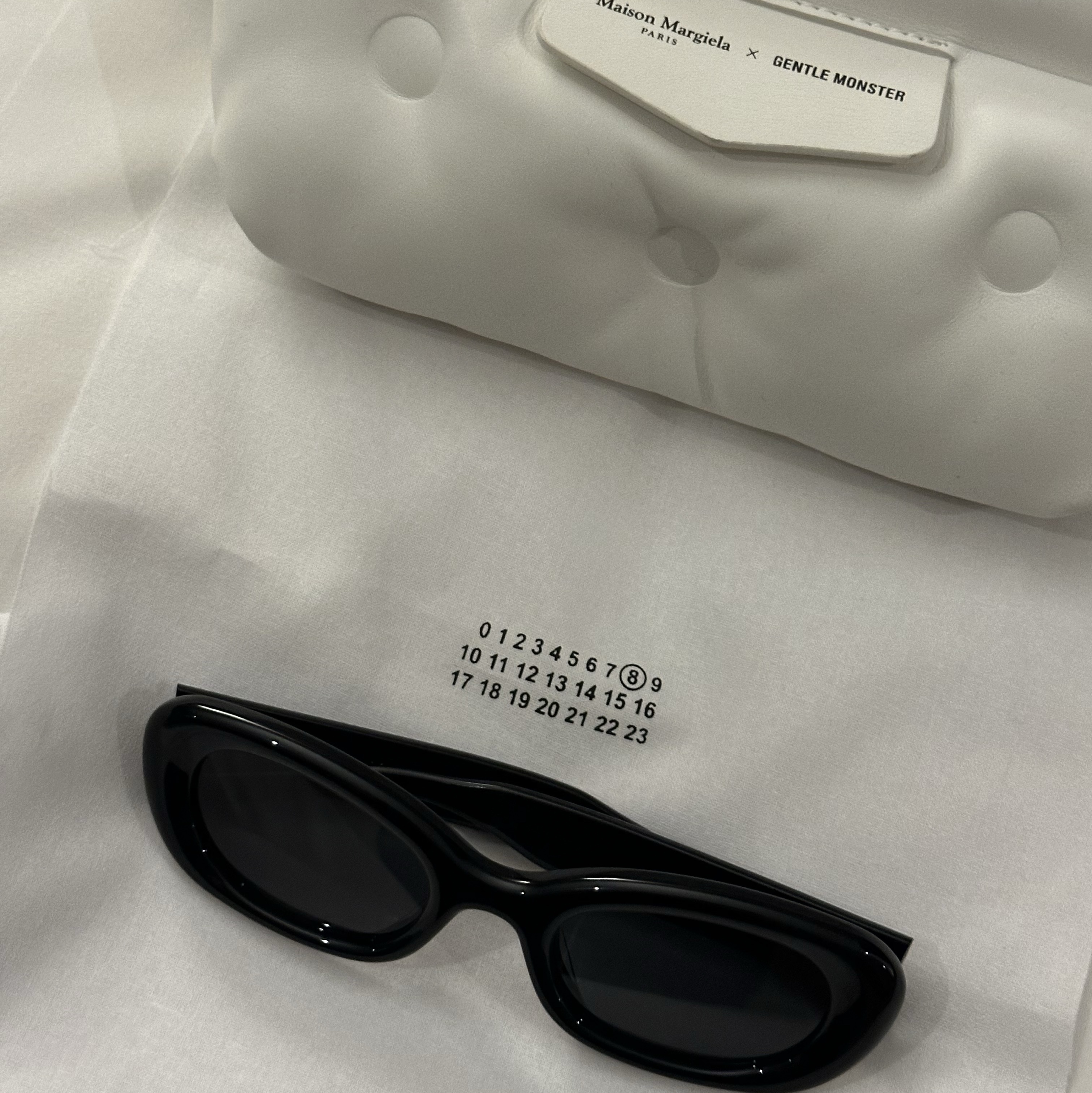 Gentle Monster x Maison Margiela MM004 Black Black 착용 스타일