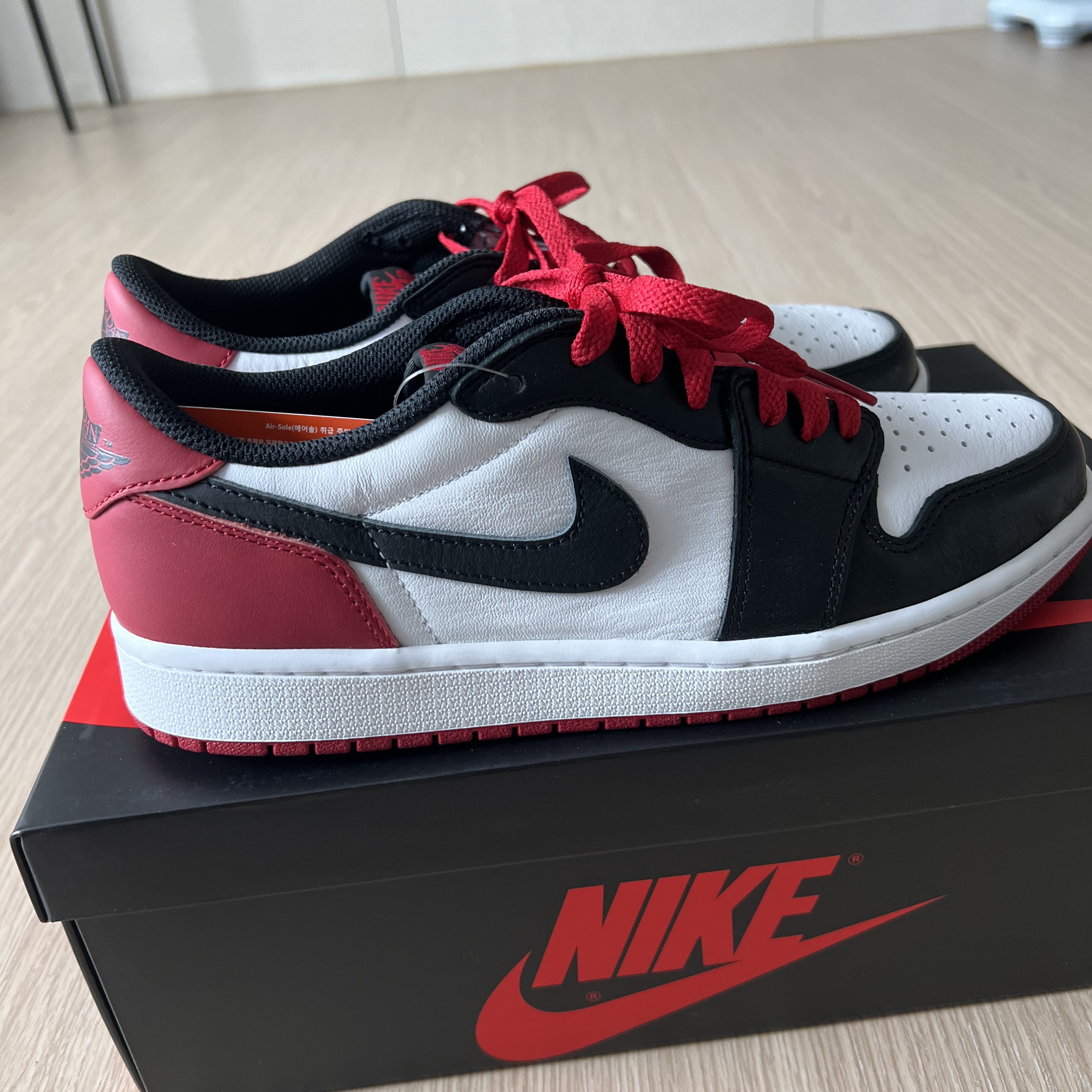 Jordan 1 Retro Low OG Black Toe 착용 스타일 - 2