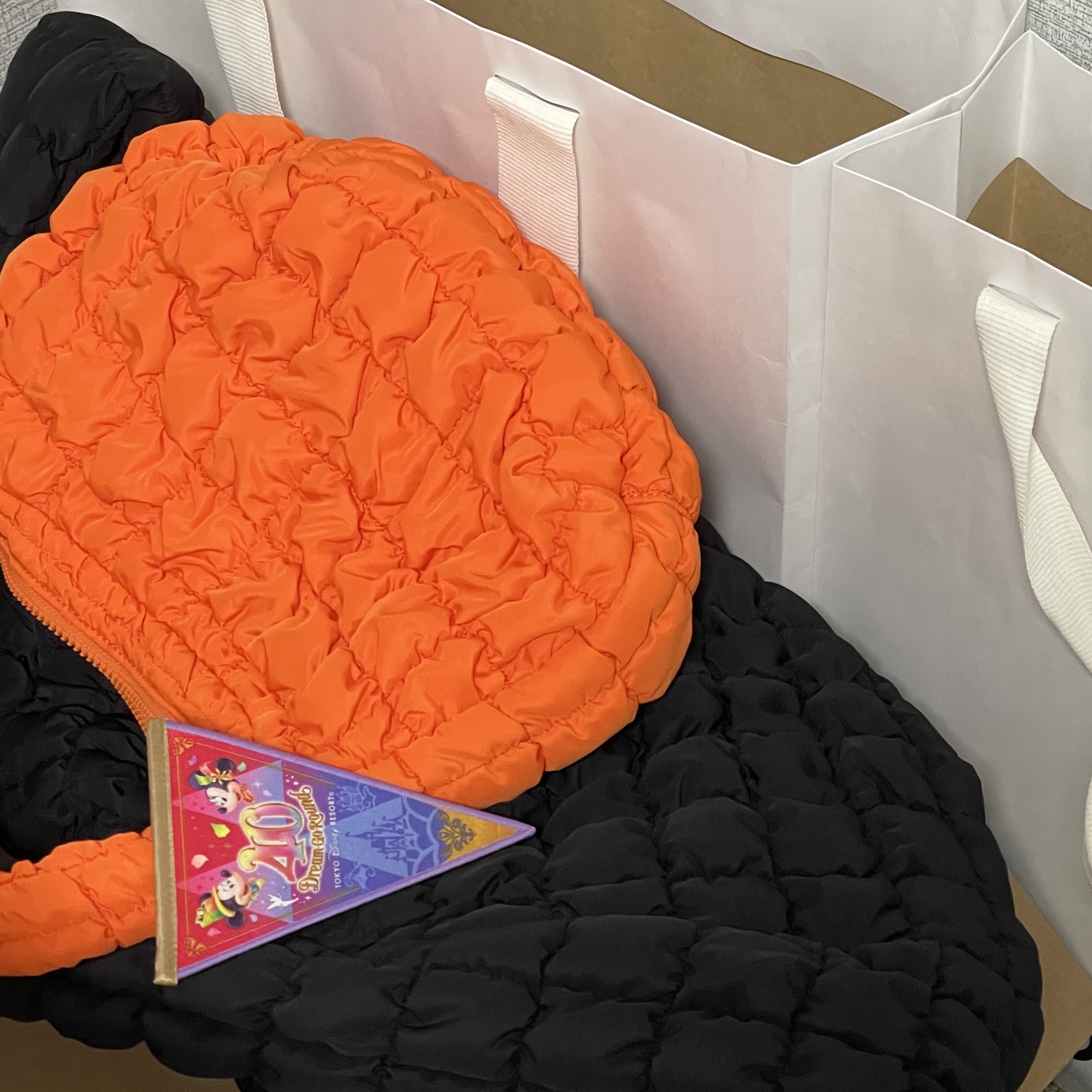 COS Quilted Mini Bag Bright Orange 착용 스타일