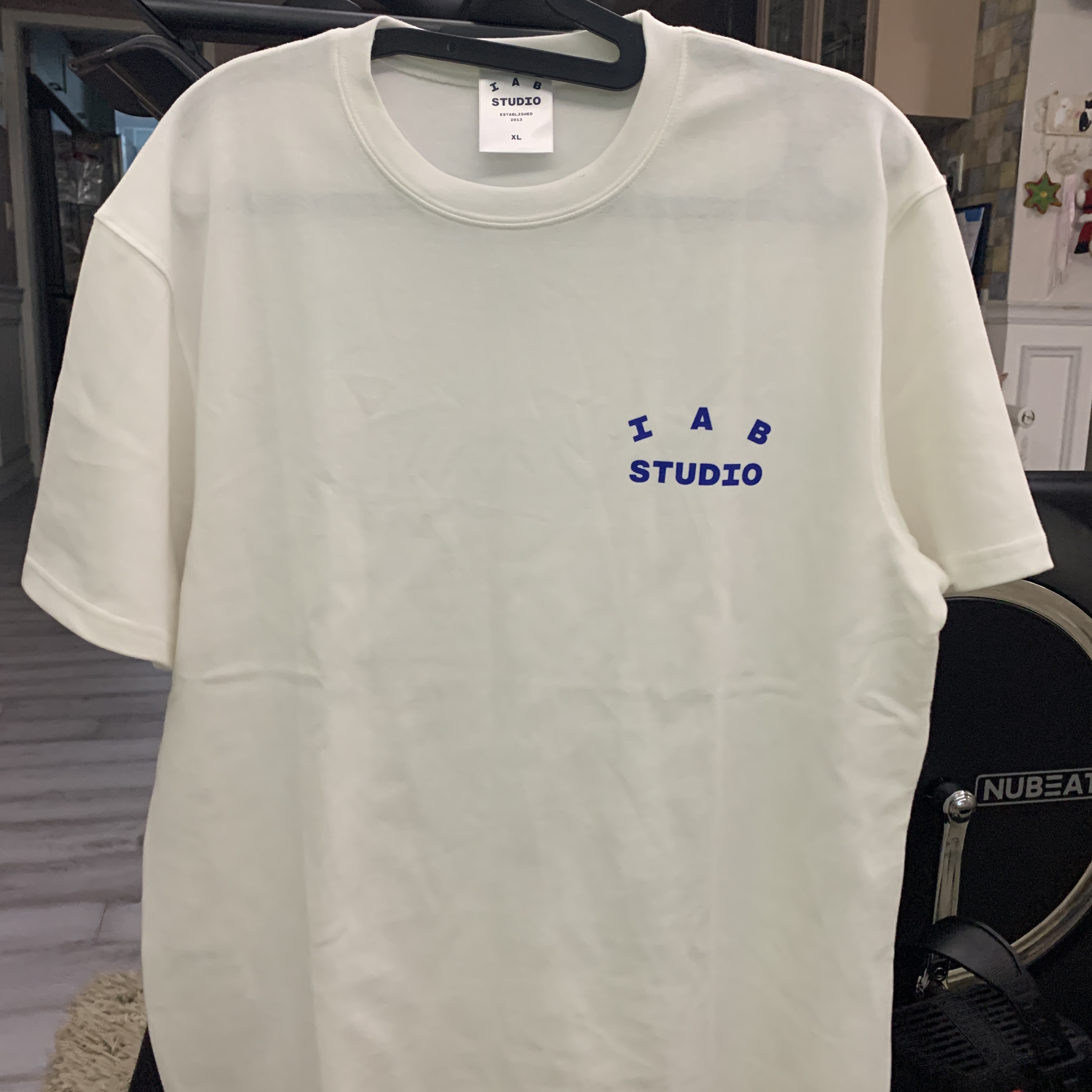 IAB Studio 10th Anniversary T-Shirt White 착용 스타일 - 2