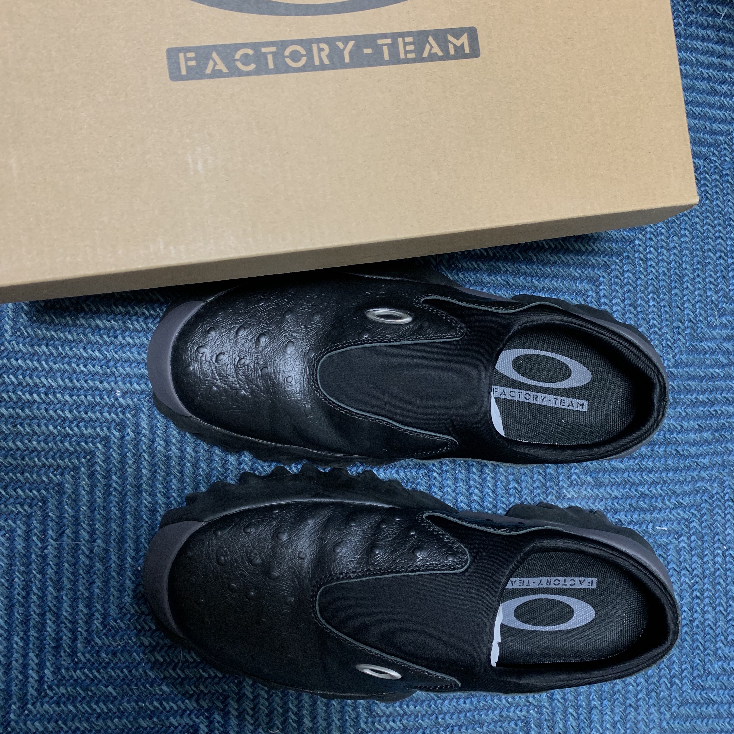 Oakley Factory Team x Brain Dead Ostrich Chop Saw Mule Black 착용 스타일