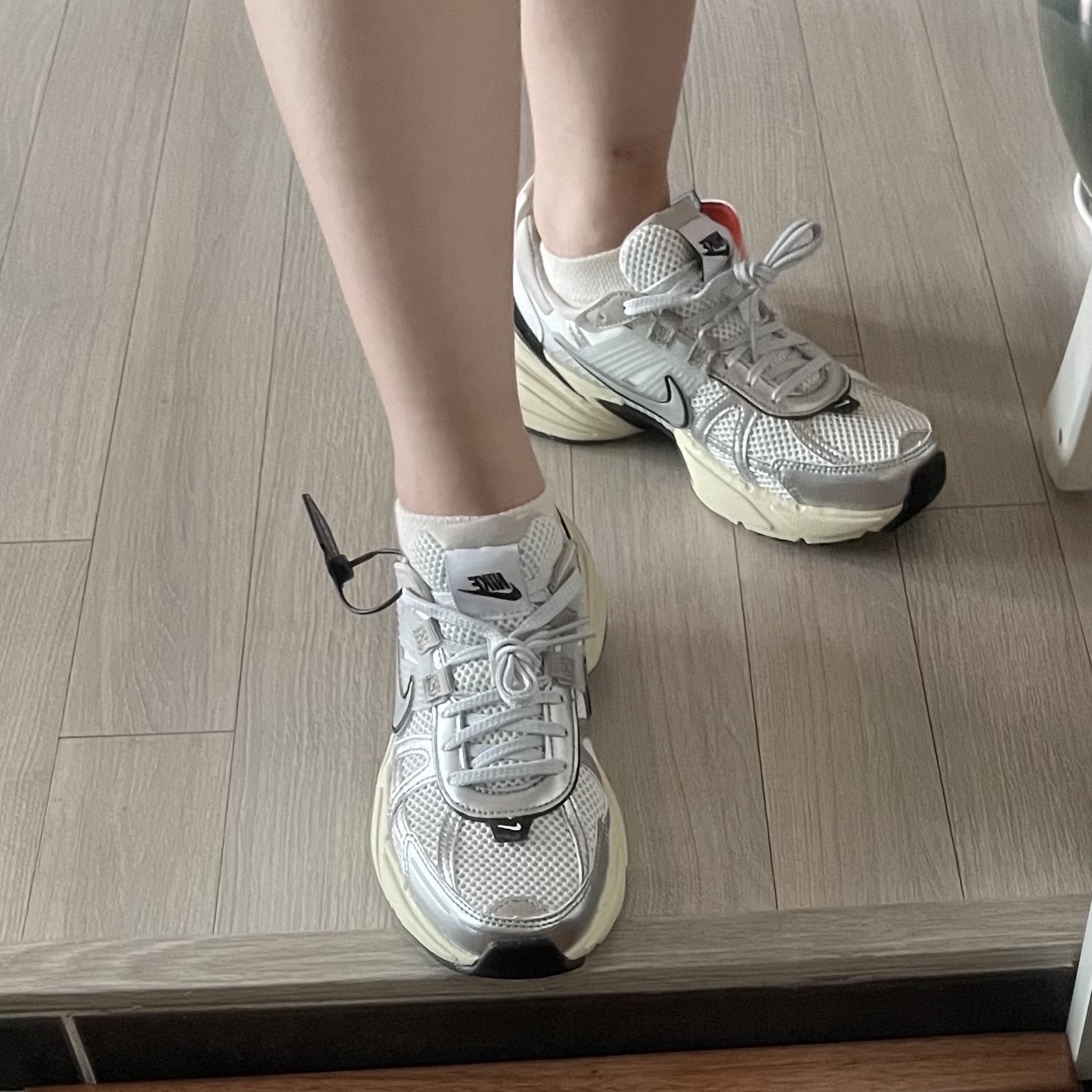 Nike V2K Run Summit White Metallic Silver 착용 스타일 - 1