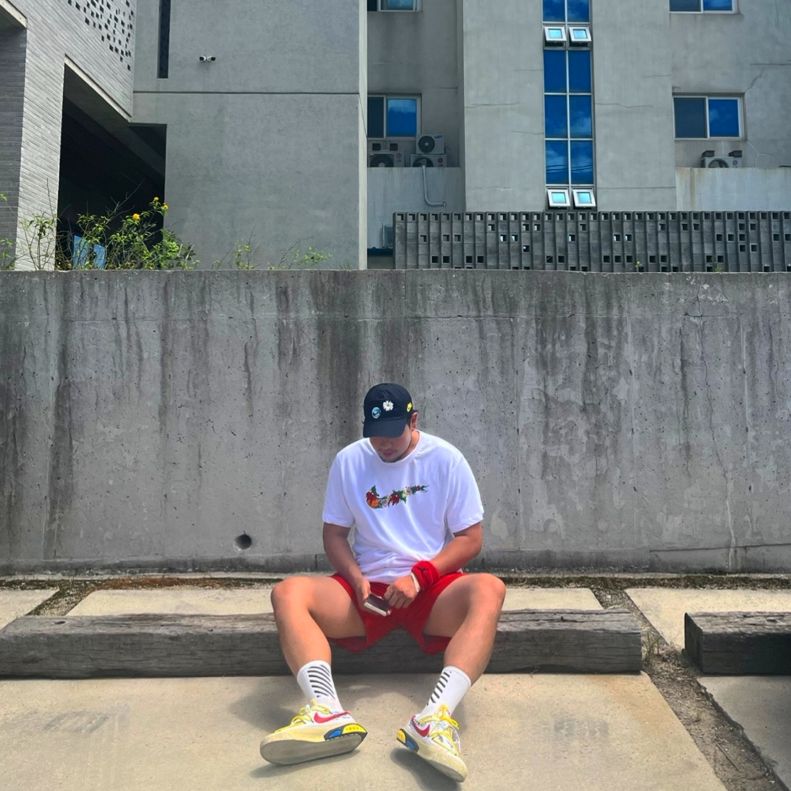 Nike x Off-White Blazer Low '77 White and University Red 착용 스타일