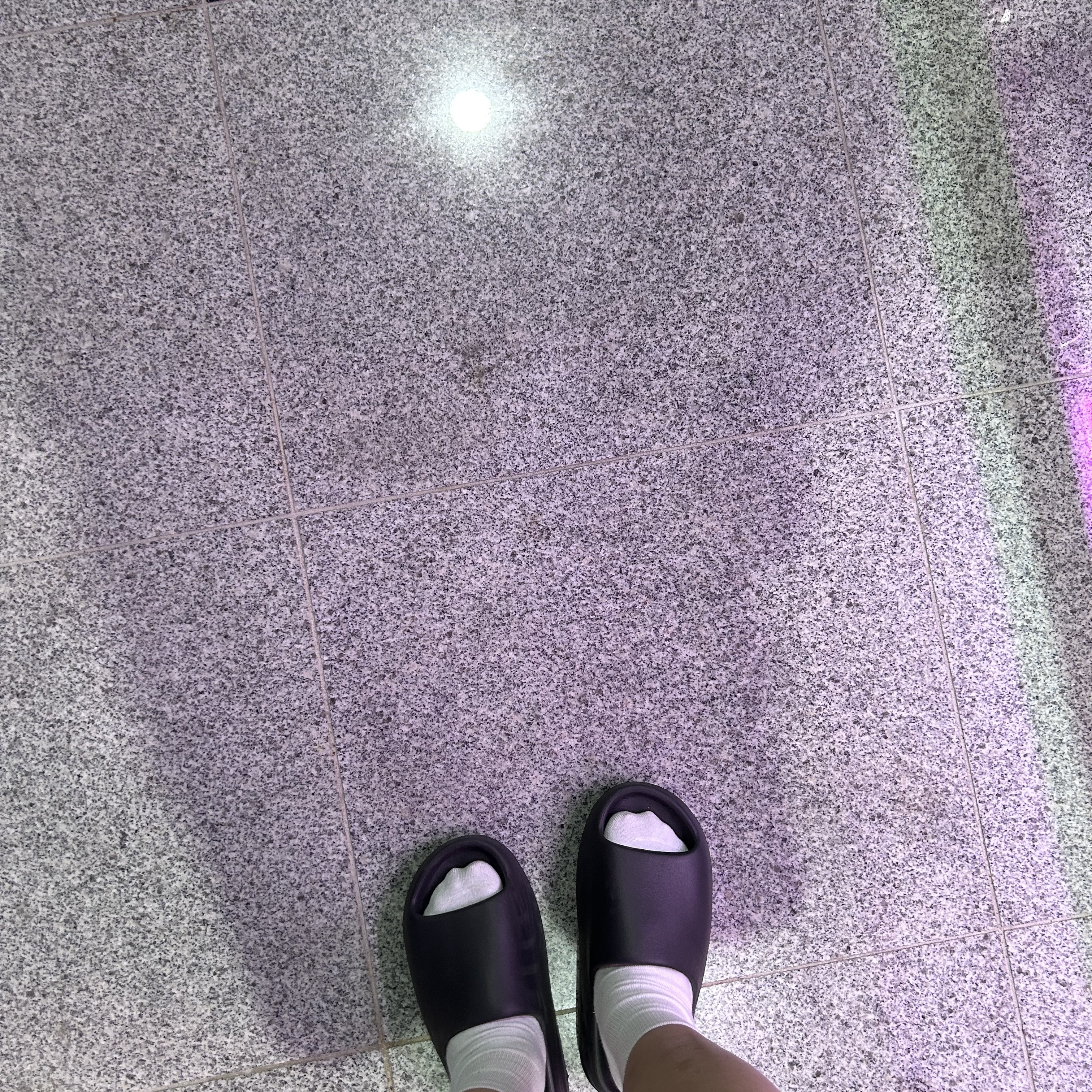 Adidas Yeezy Slide Onyx 착용 스타일