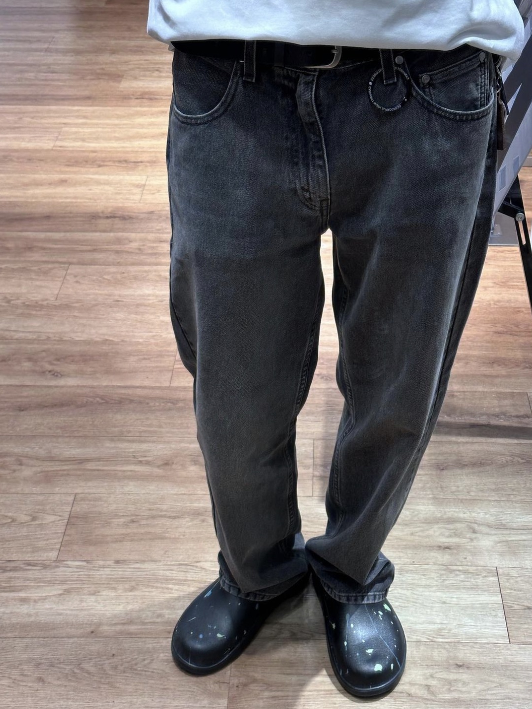 Oofos x Thisisneverthat Clog Black 착용 스타일