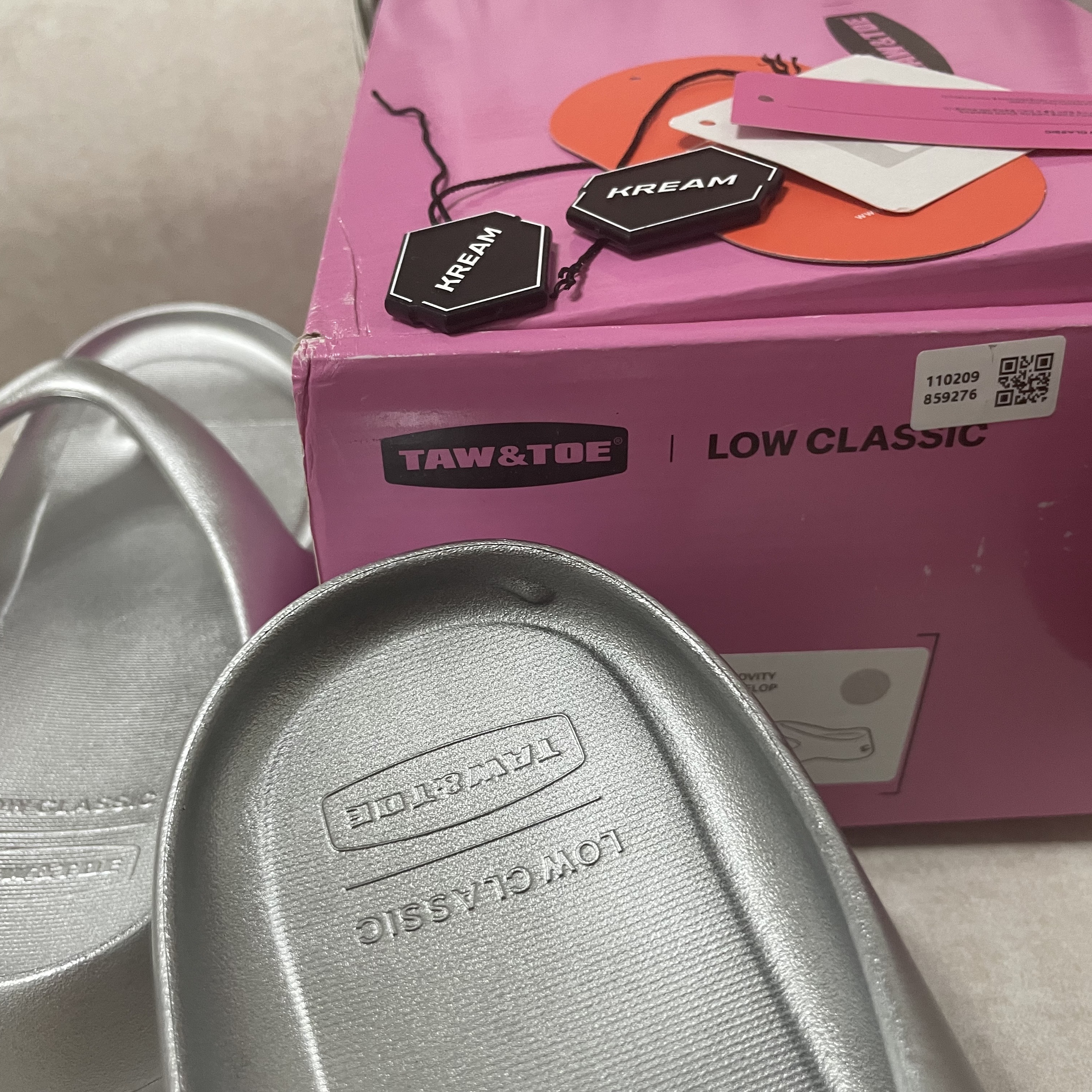Taw&Toe x Low Classic Platform Flip Flop Silver 착용 스타일 - 4