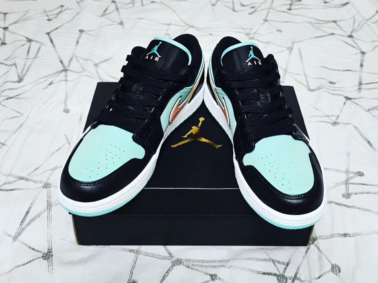 Jordan 1 Low SE Tropical Twist 착용 스타일 - 3