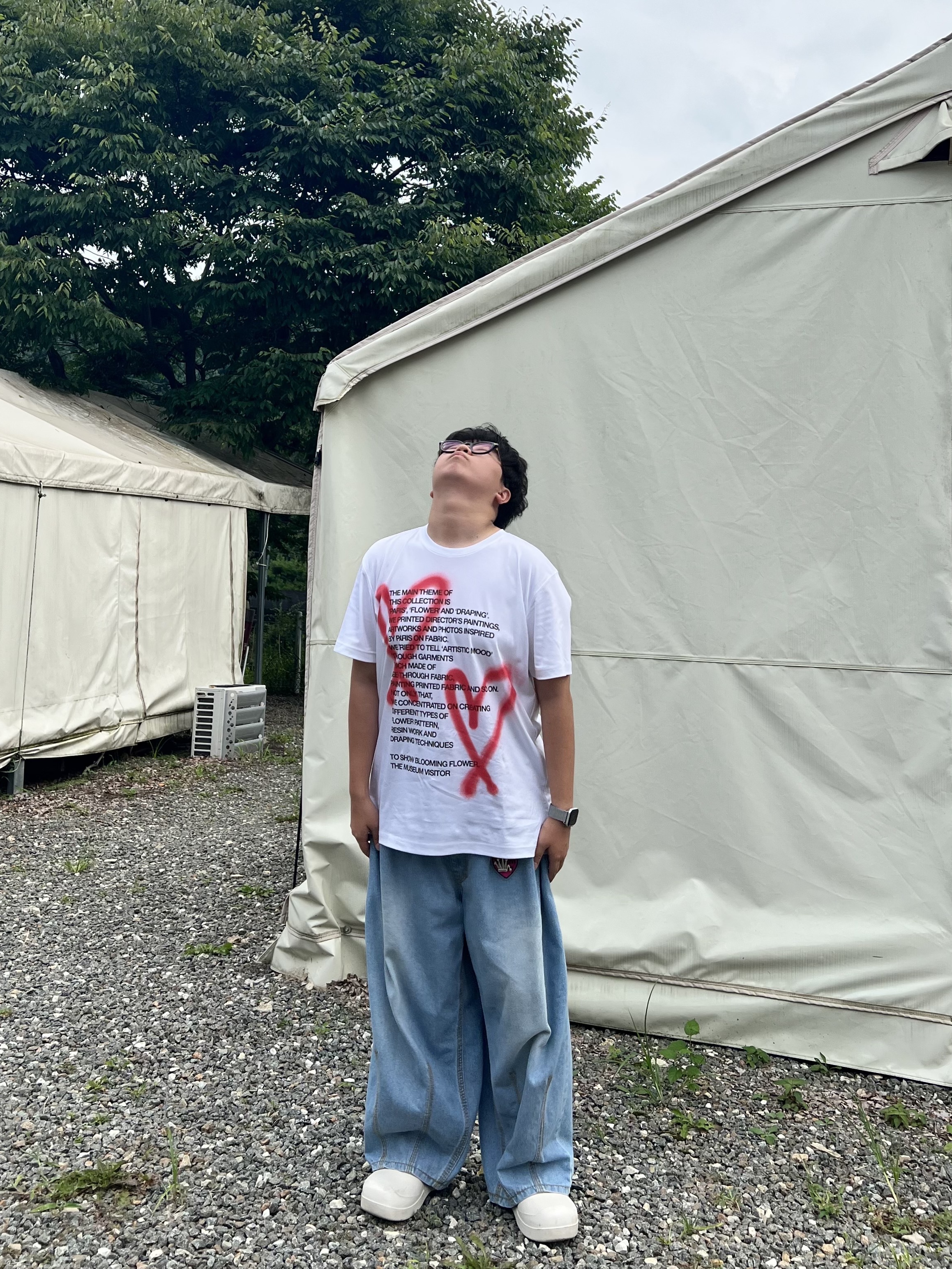 The Museum Visitor Heart Sprayed T-Shirt White, Stussy Metal Bent Crown Keychain Silver 착용 스타일 - 2