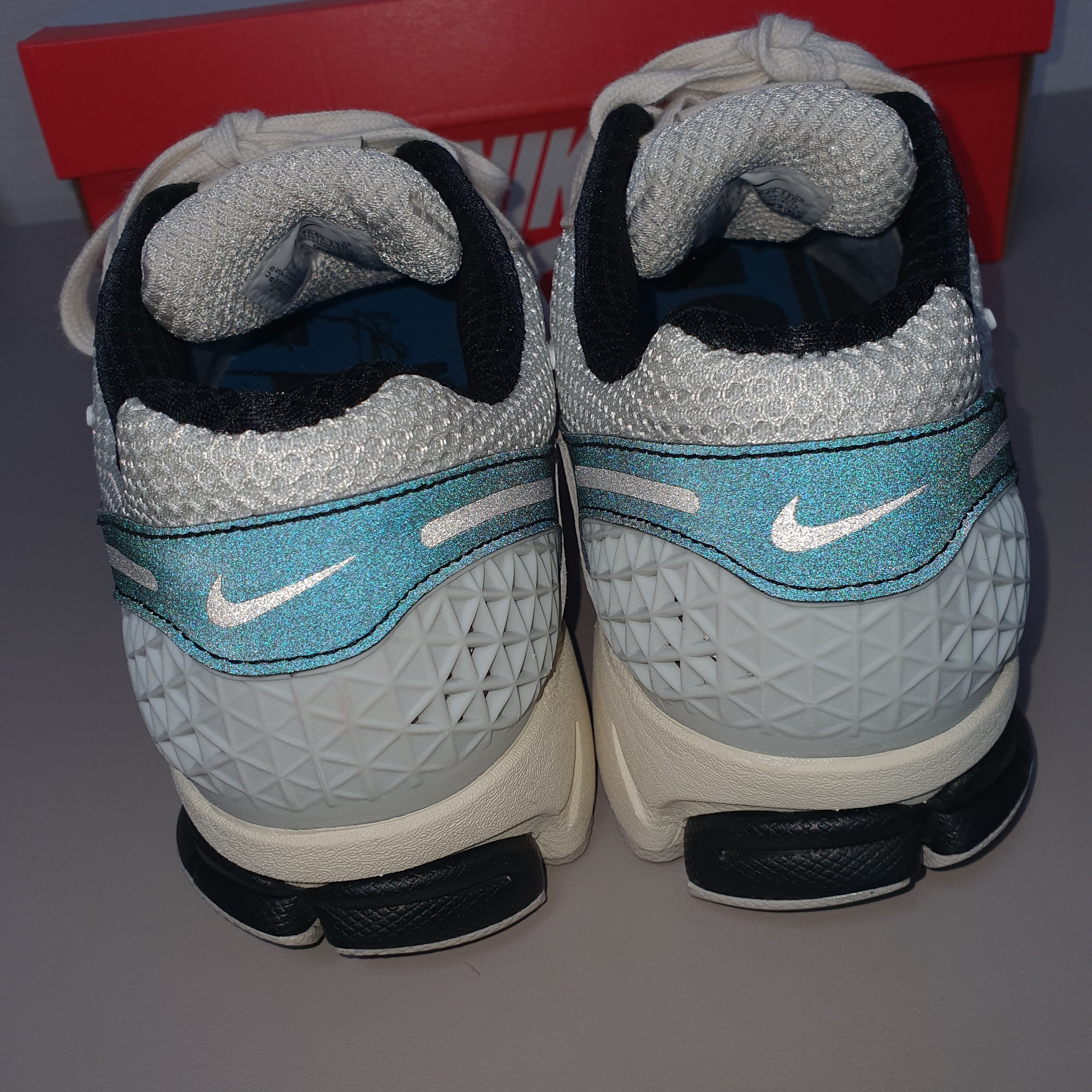 Nike Zoom Vomero 5 Light Bone and Black 착용 스타일 - 5